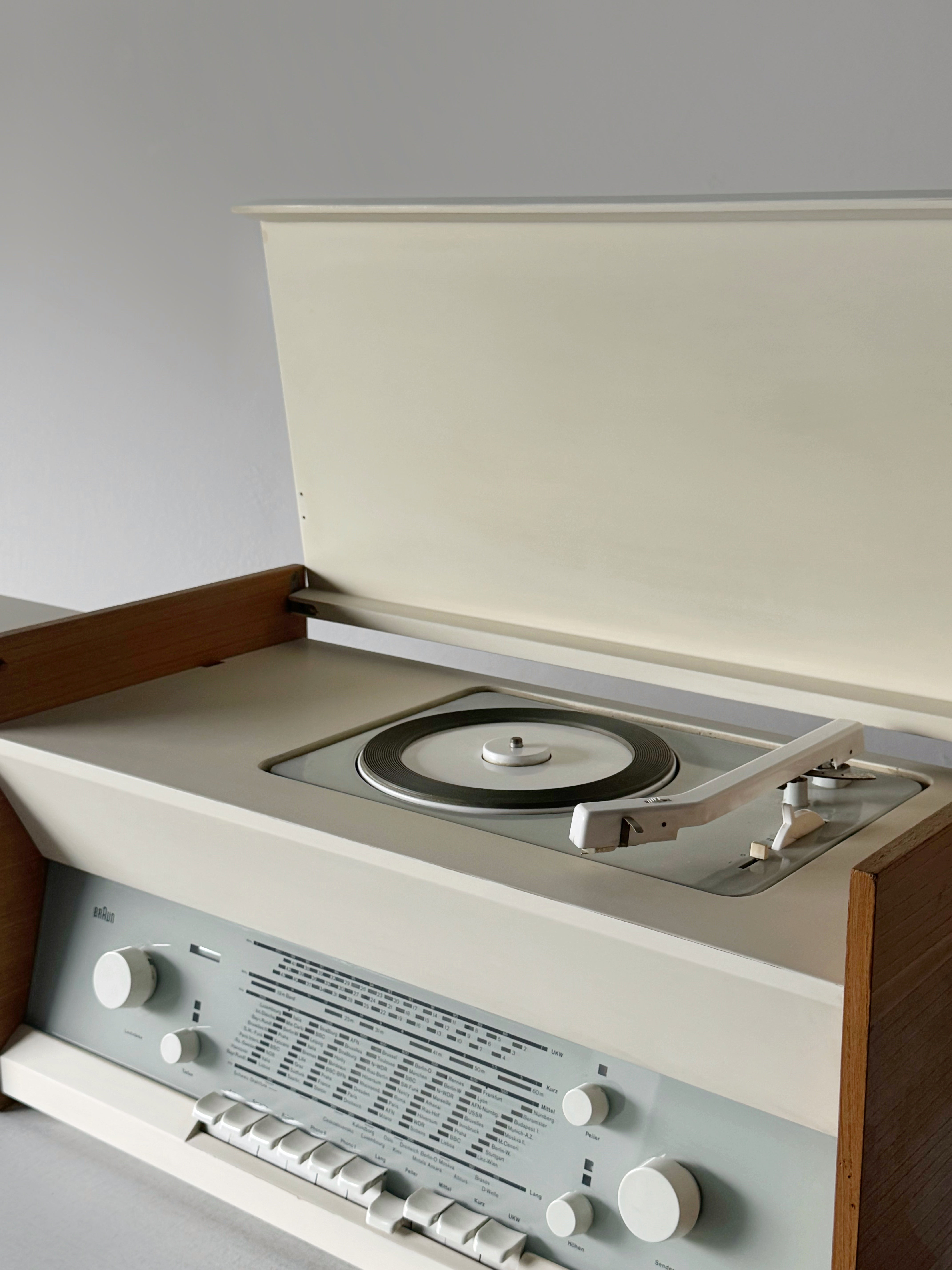 Atelier 1-81 audio system by Dieter Rams for Braun 1960s