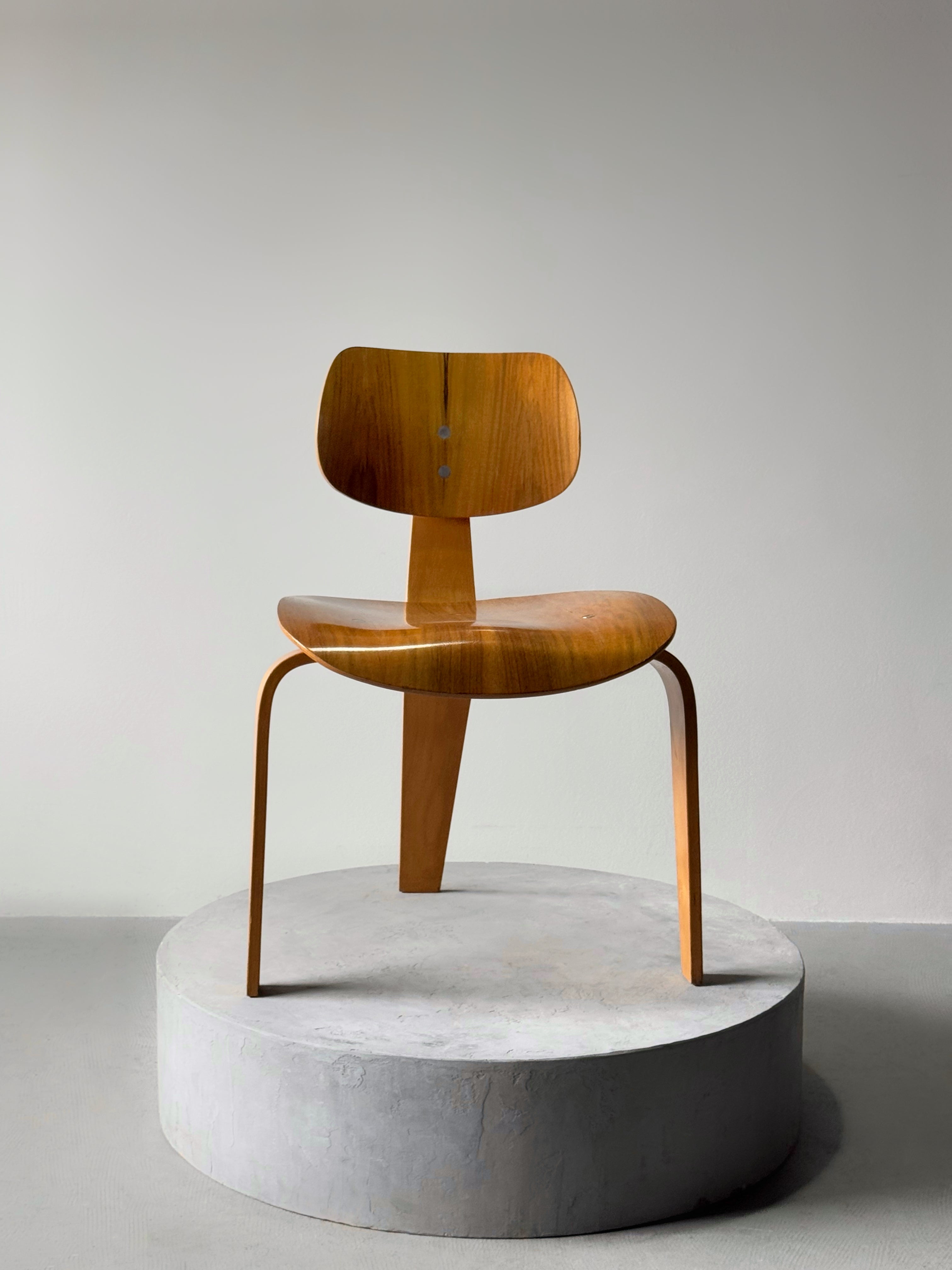 SE42 Three-legged chair by Egon Eiermann