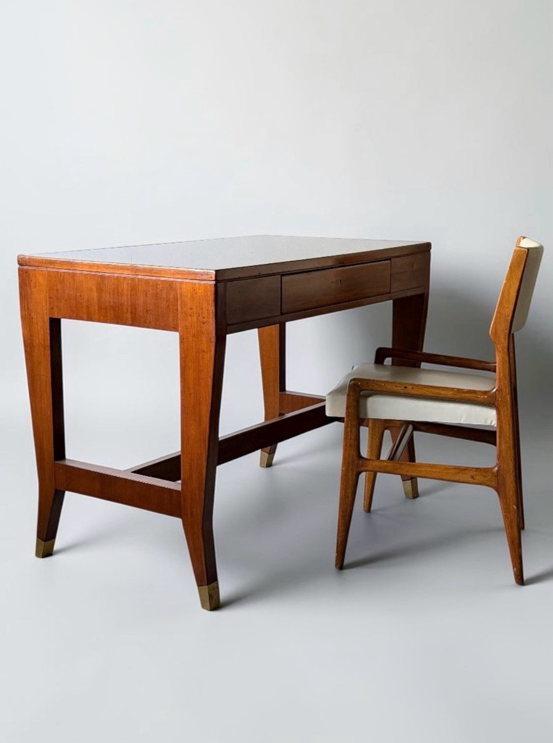 Desk in Walnut and Glass with Brass by Gio Ponti for BNL, Italy 1950s　　