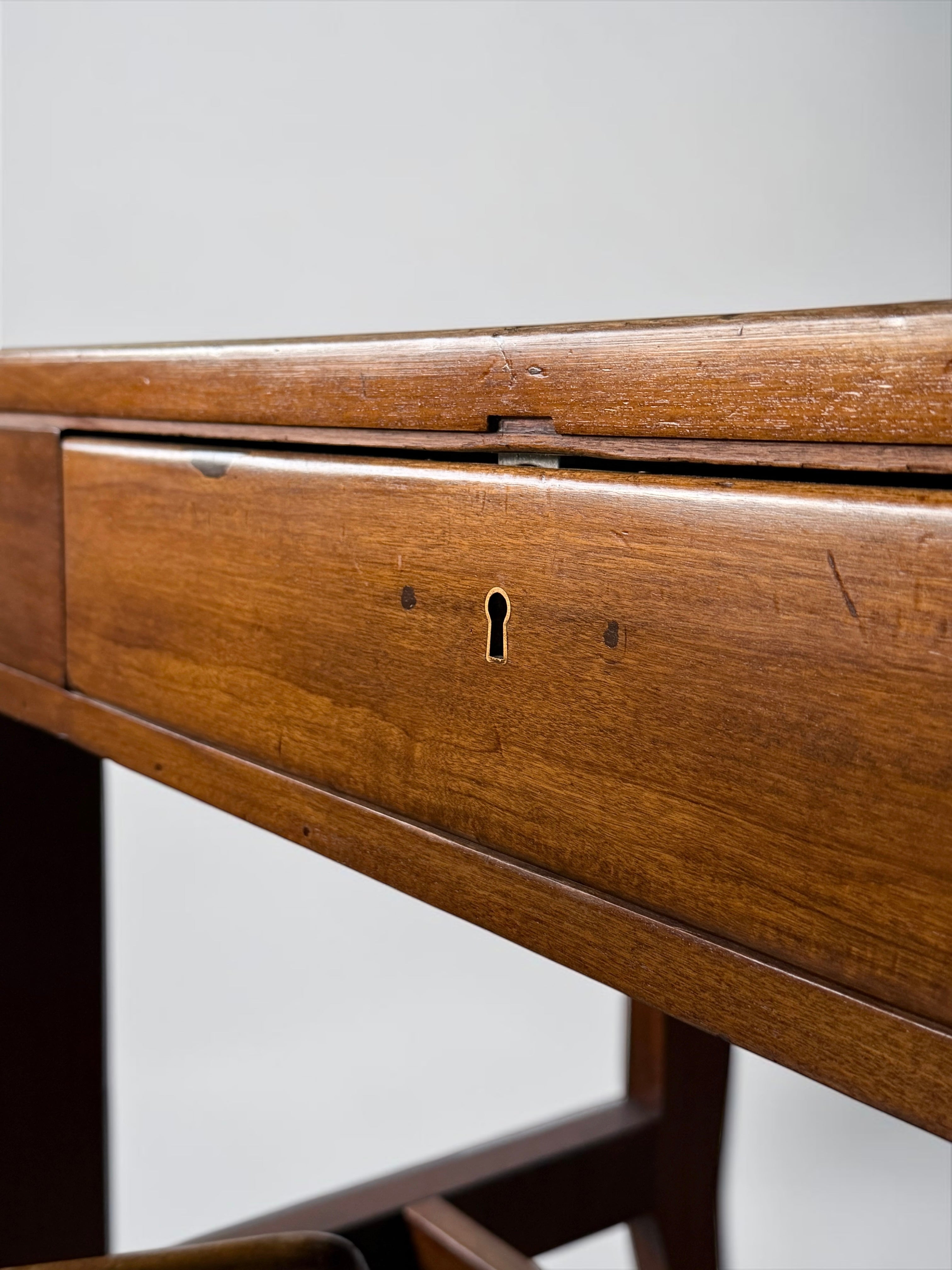 Desk in Walnut and Glass with Brass by Gio Ponti for BNL, Italy 1950s　　