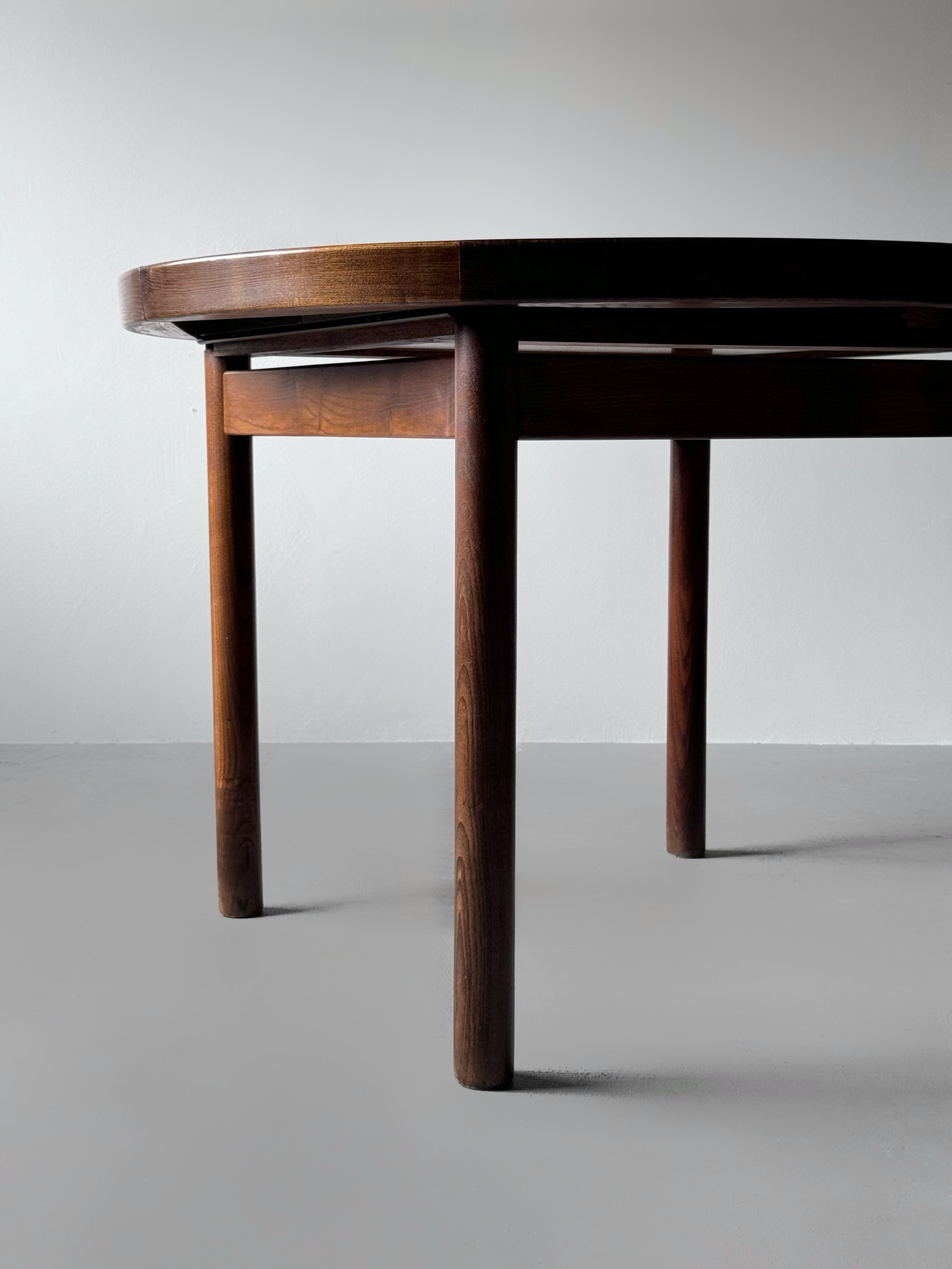 Dordogne model round table by Robert Sentou