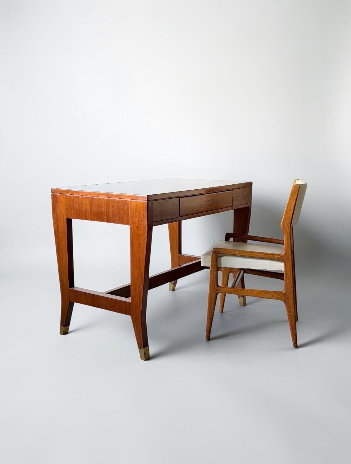 Desk in Walnut and Glass with Brass by Gio Ponti for BNL, Italy 1950s　　
