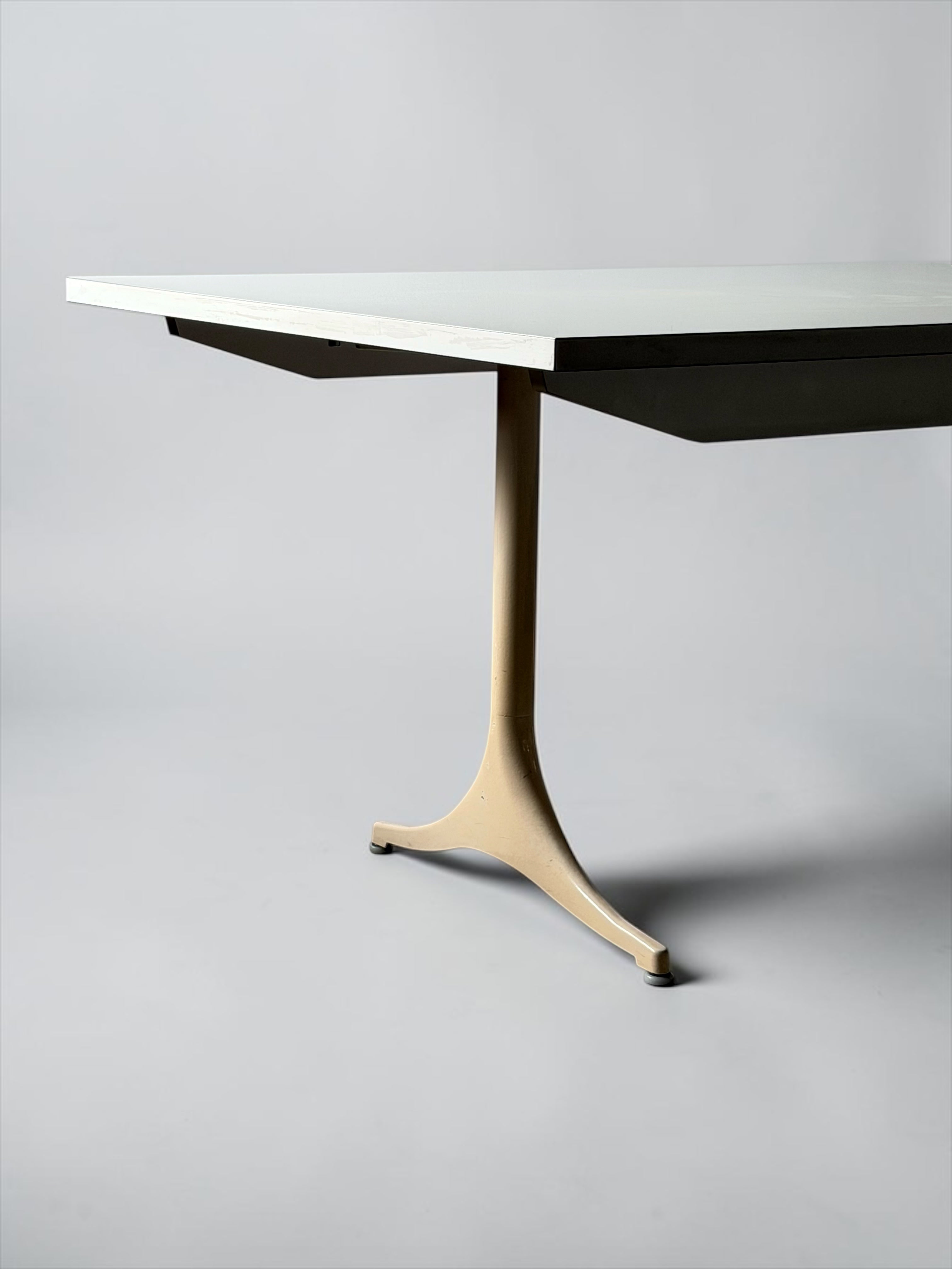 Pedestal Dining Table by George Nelson for Herman Miller 1960s　