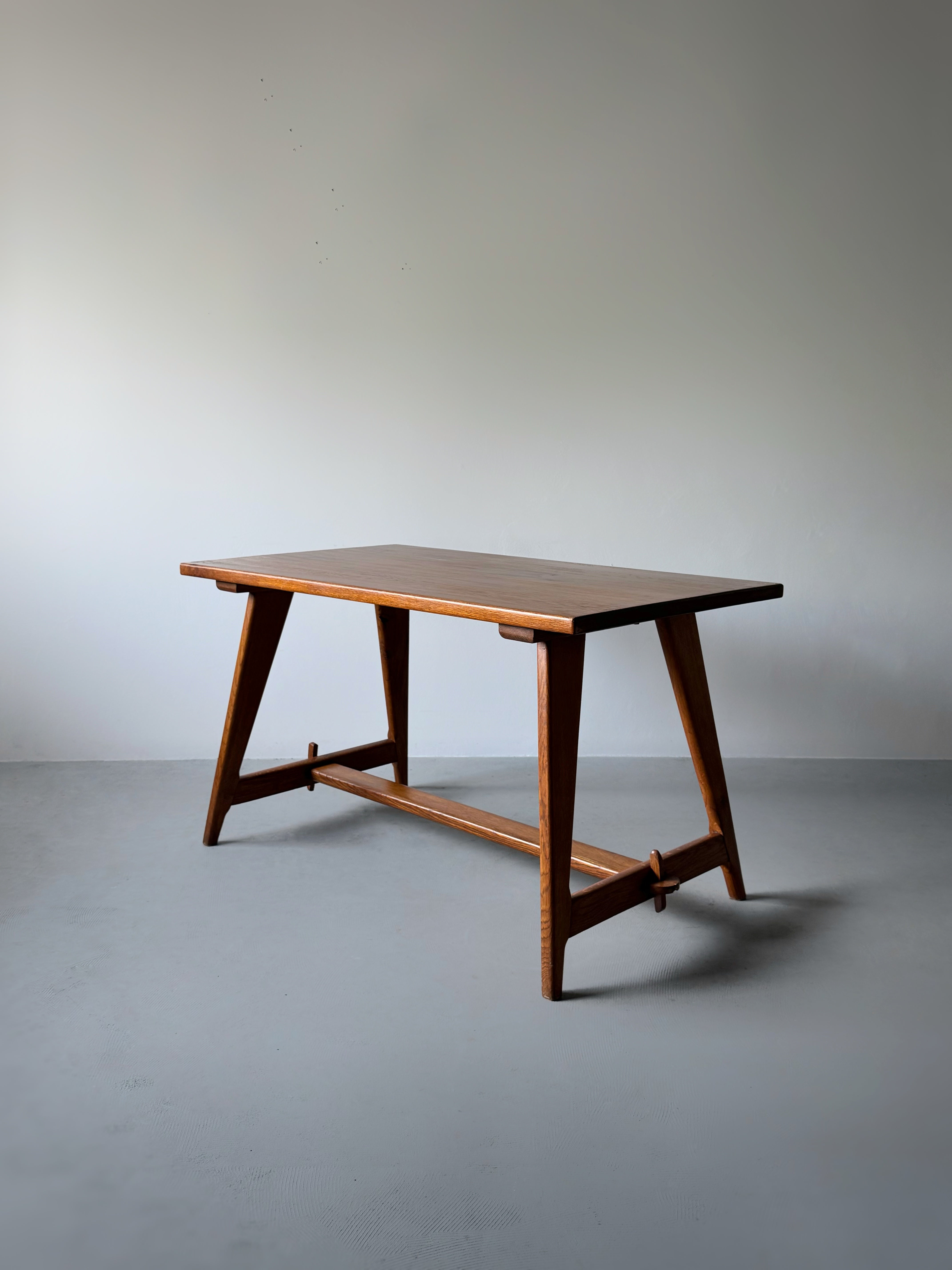 The table/desk is in solid oak, France 1950. traditional hand making.