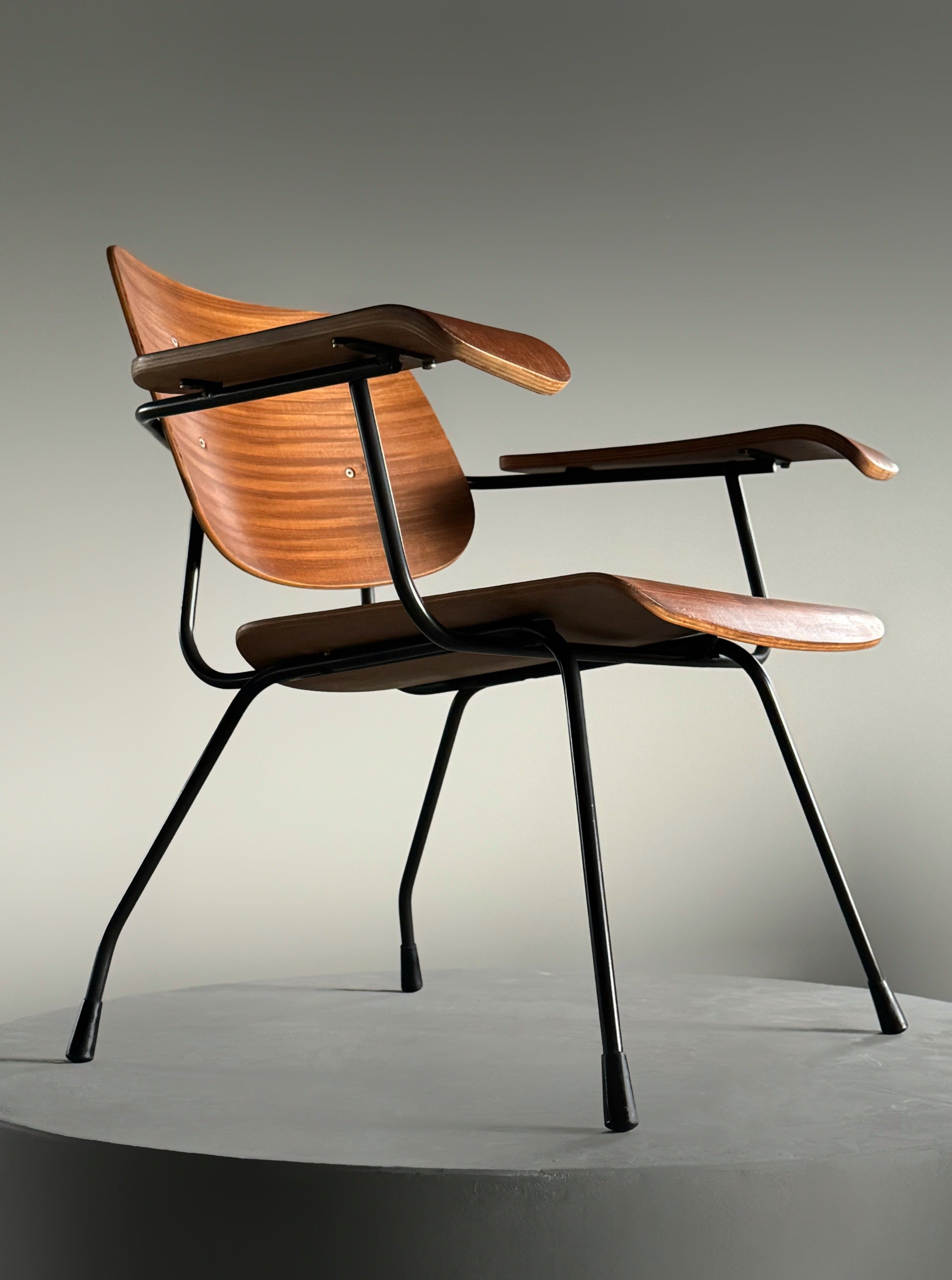 Model 8000 easy chair by Tjerk Reijenga