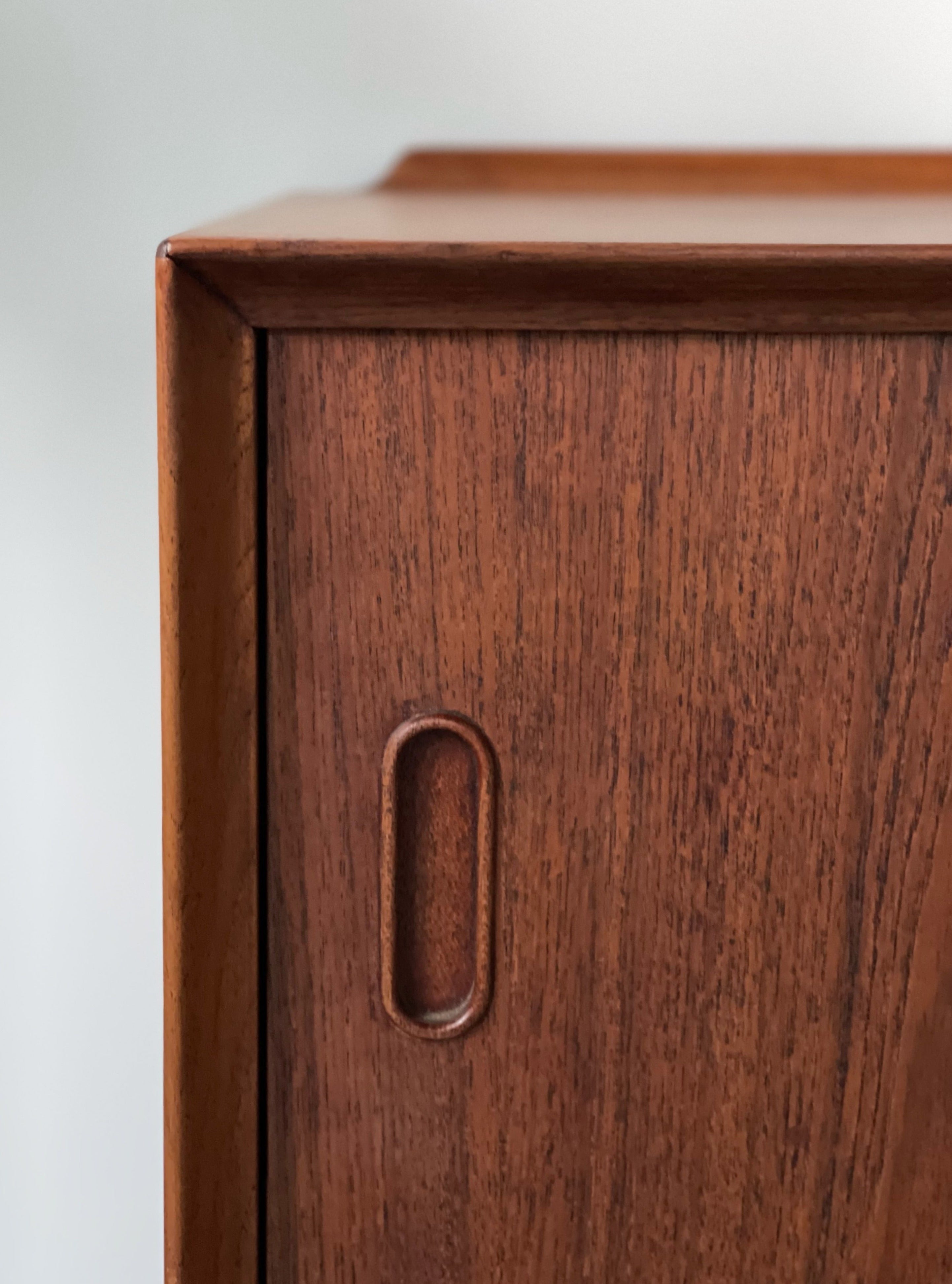 Model OS29 Sideboard with reversible doors by Arne Vodder