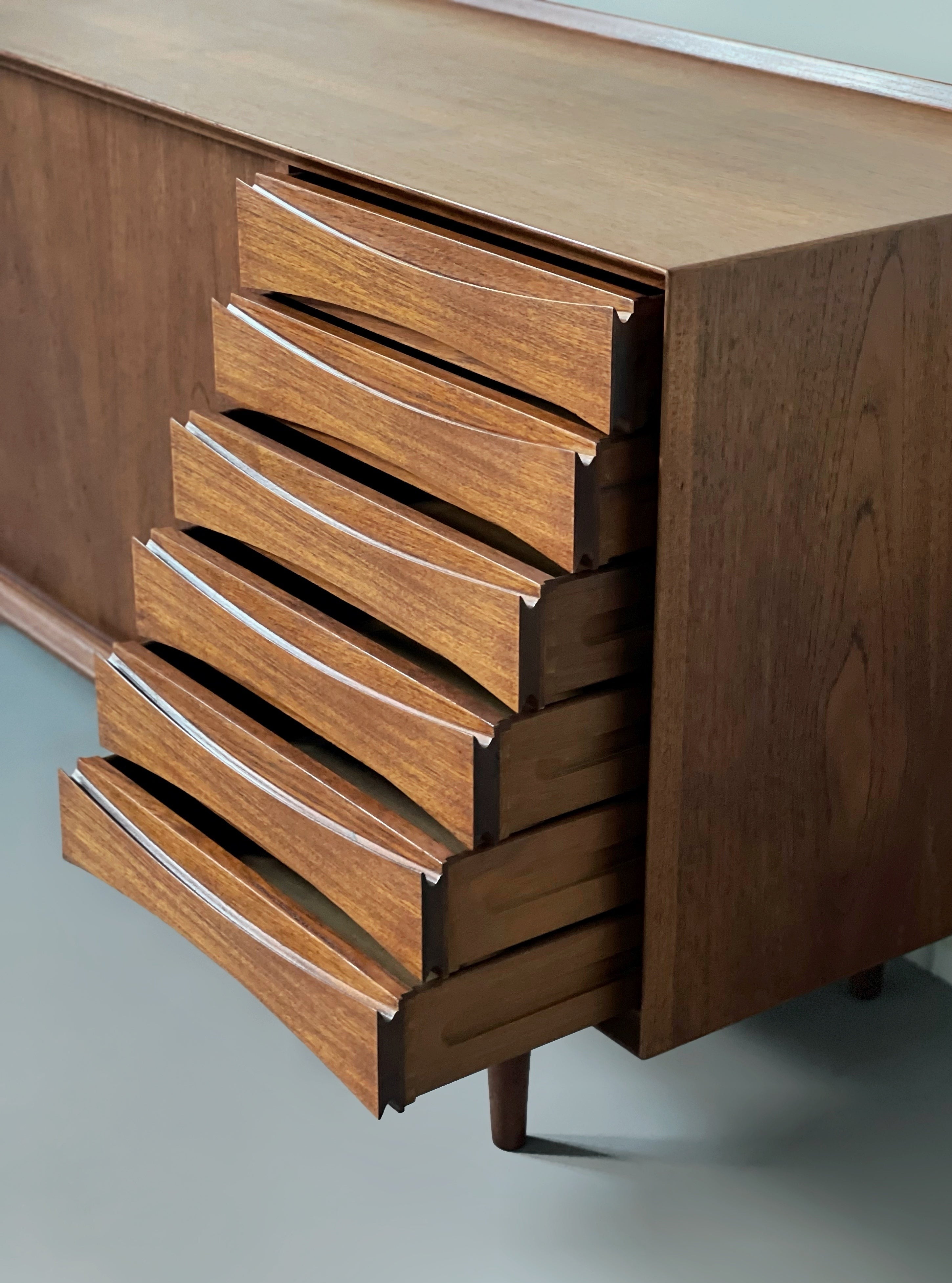 Model OS29 Sideboard with reversible doors by Arne Vodder