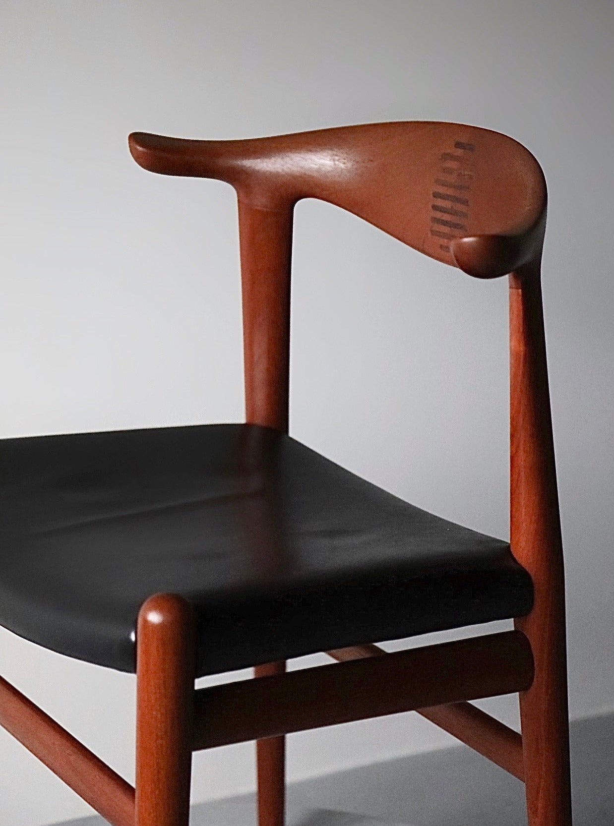 Cowhorn Chairs JH 505 by Hans J. Wegner