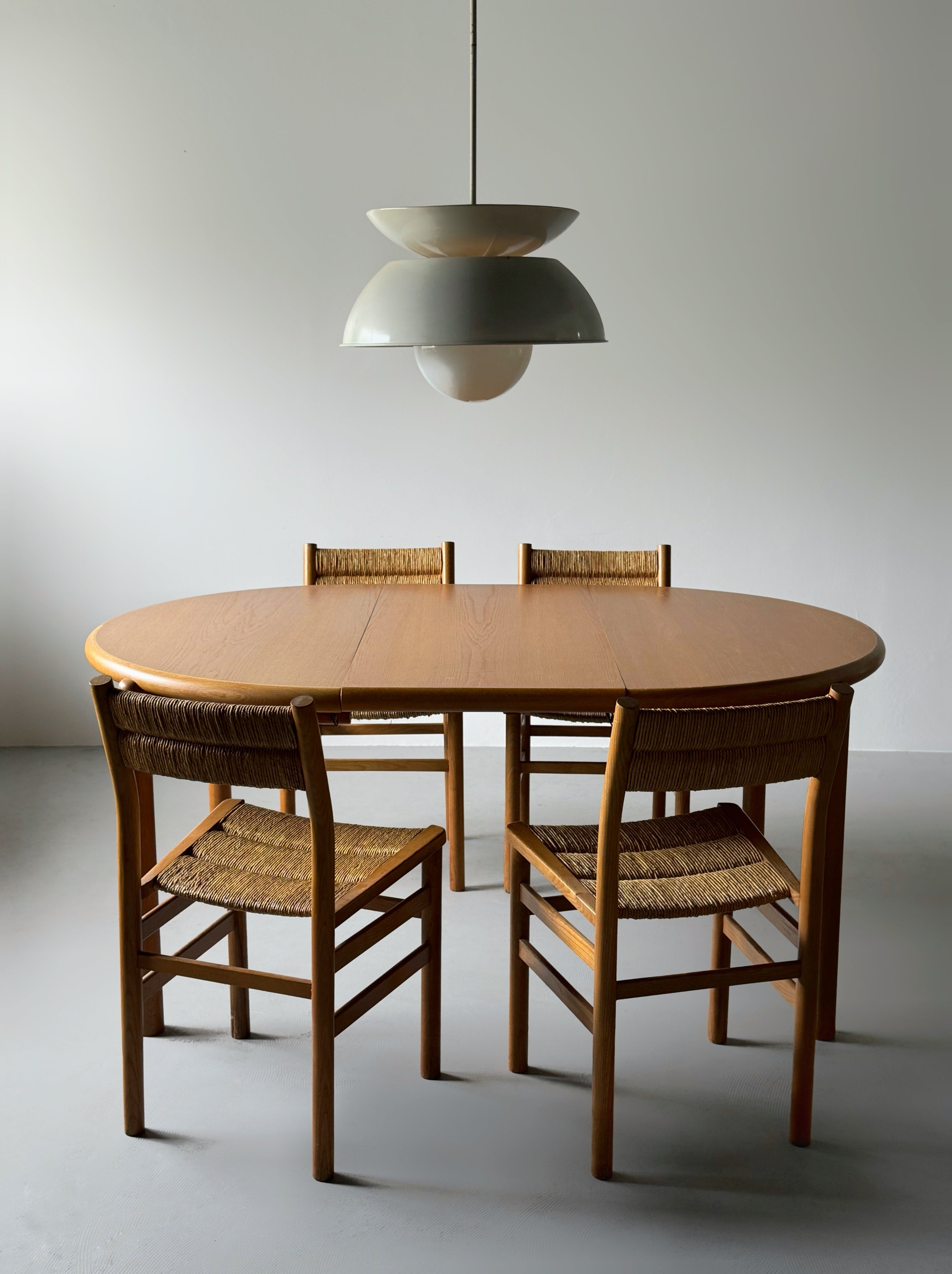 Round dining table in oak with 2 extension leaves