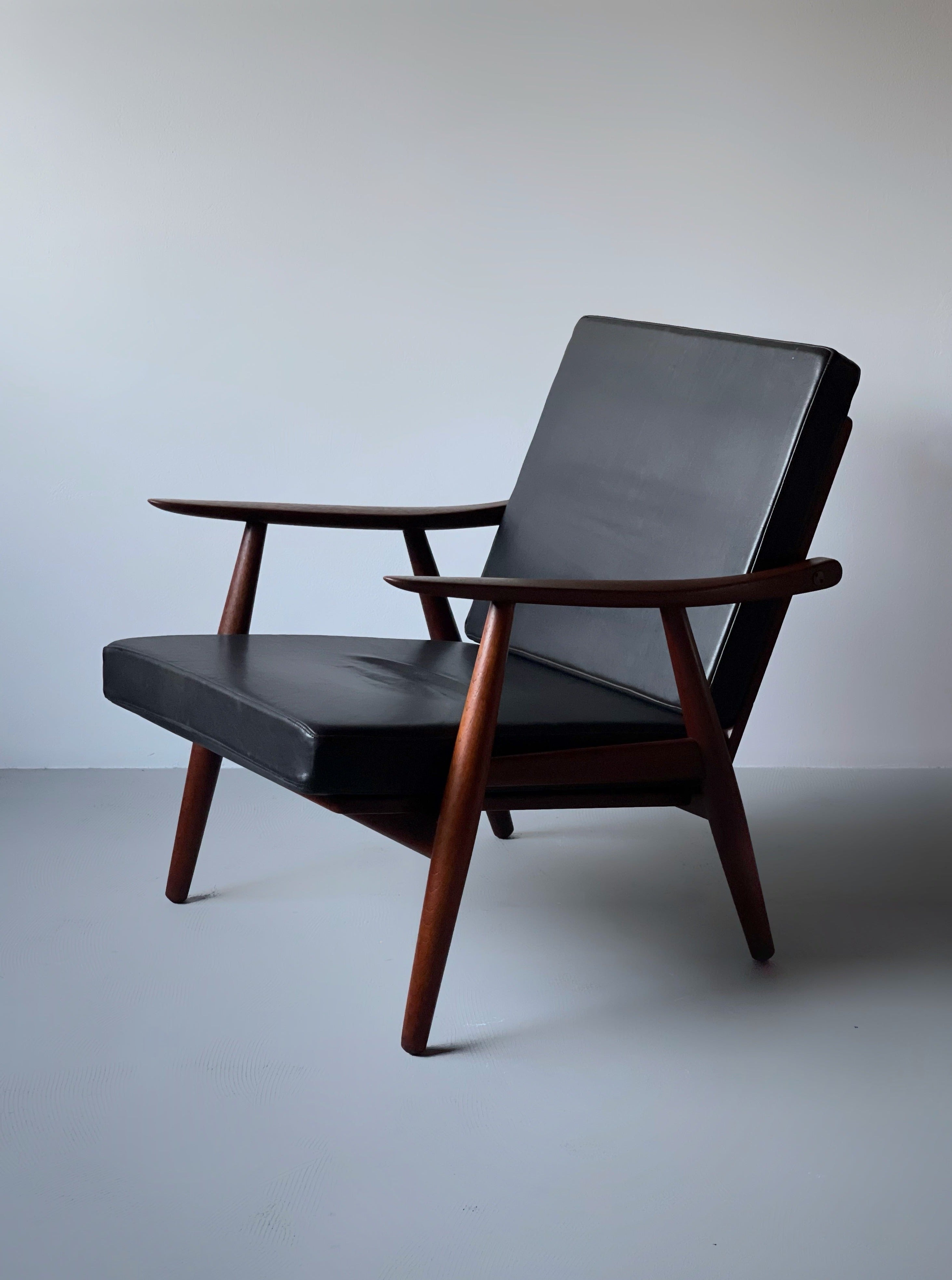 GE 270 lounge chair in teak by Hans J. Wegner