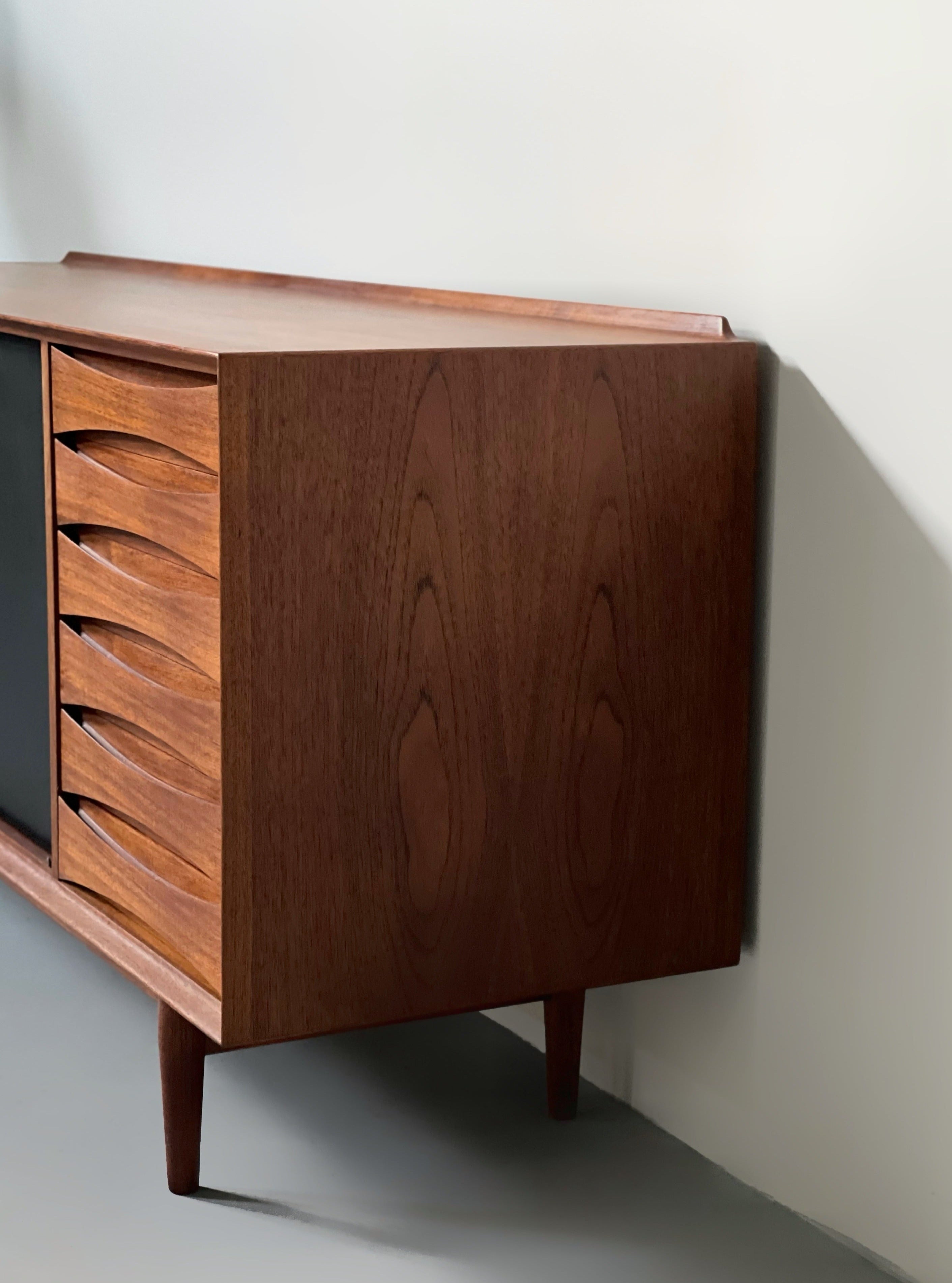 Model OS29 Sideboard with reversible doors by Arne Vodder