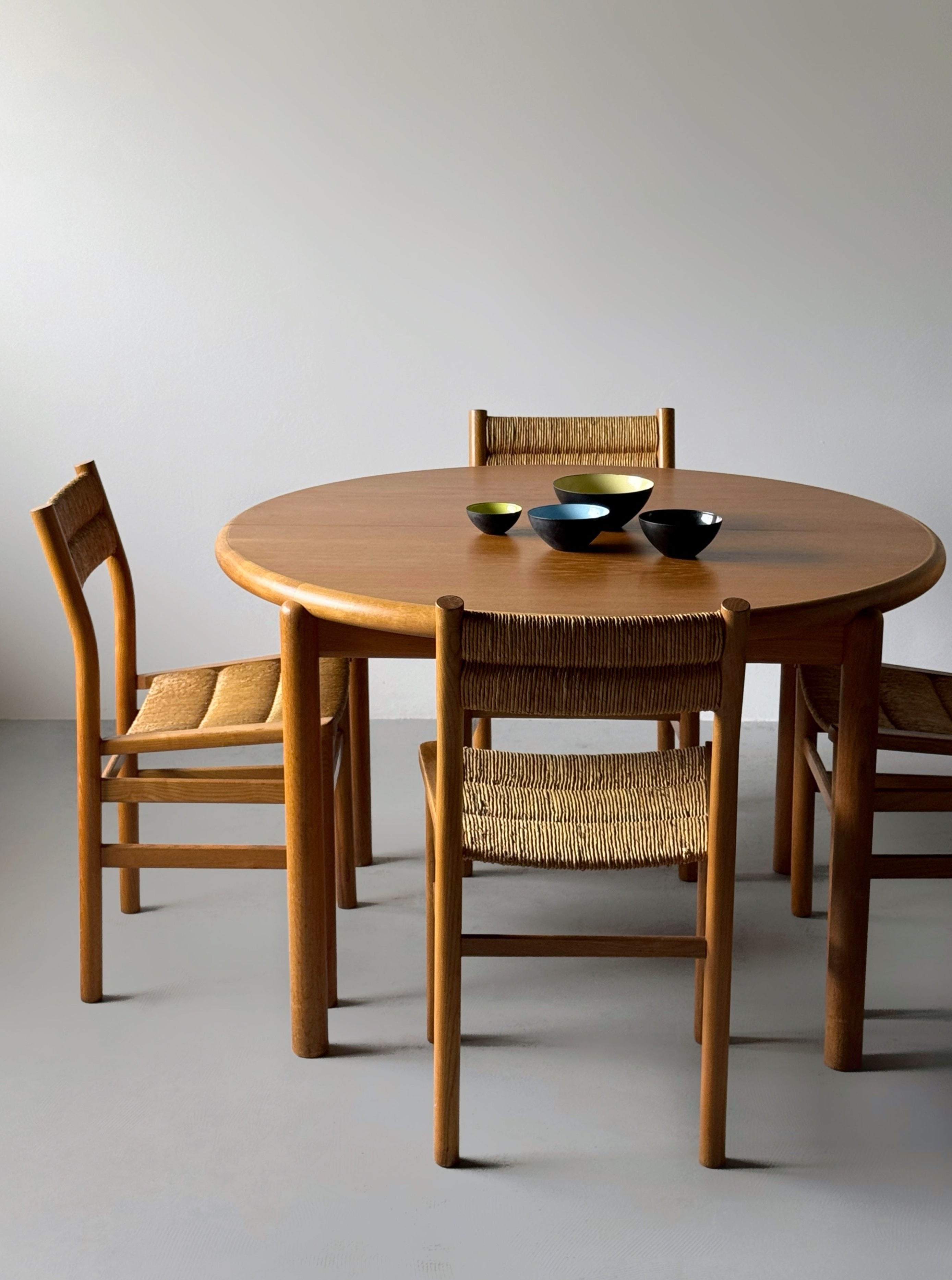 Round dining table in oak with 2 extension leaves