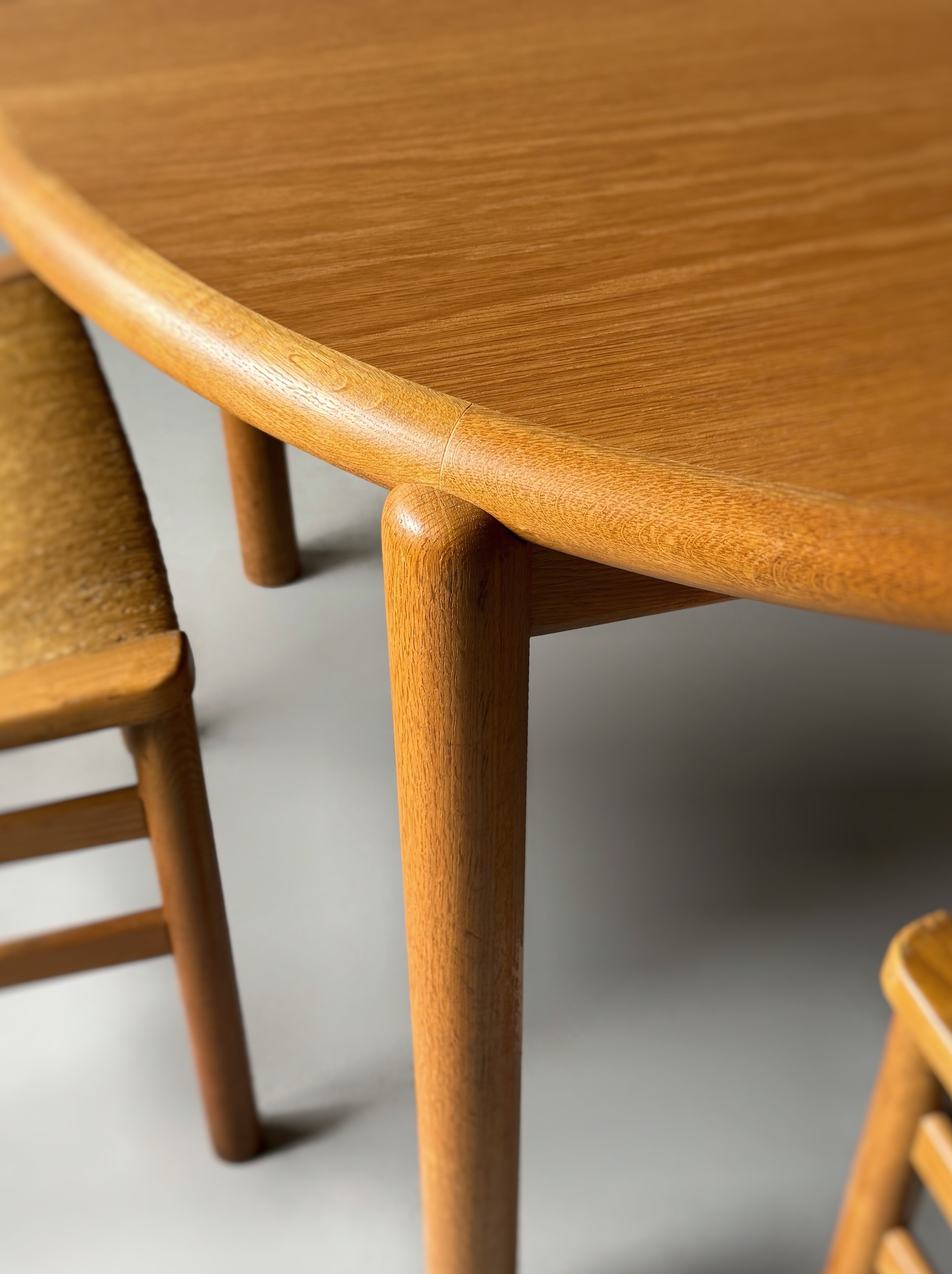 Round dining table in oak with 2 extension leaves