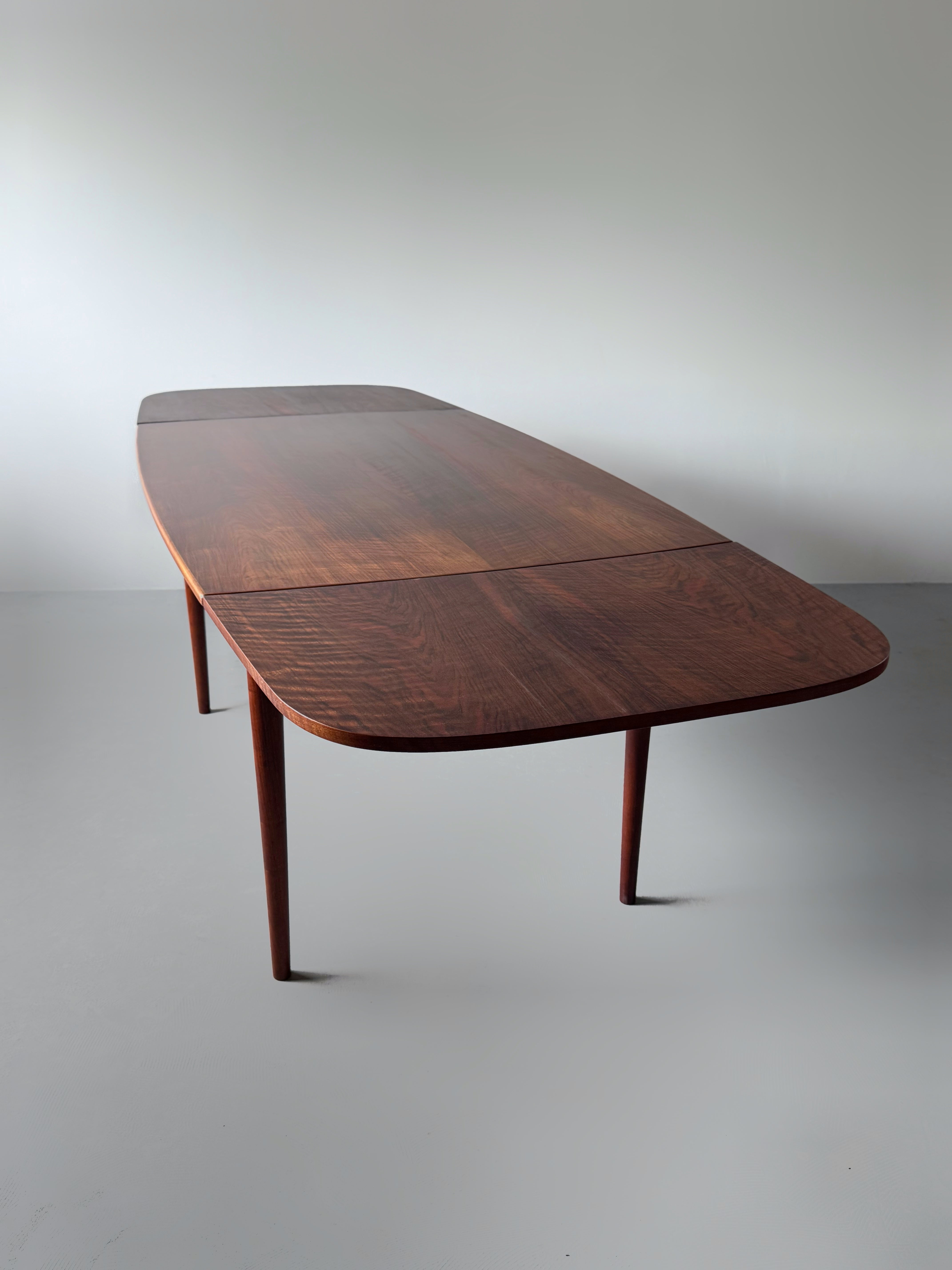 Dining table in rosewood with 2 leaves