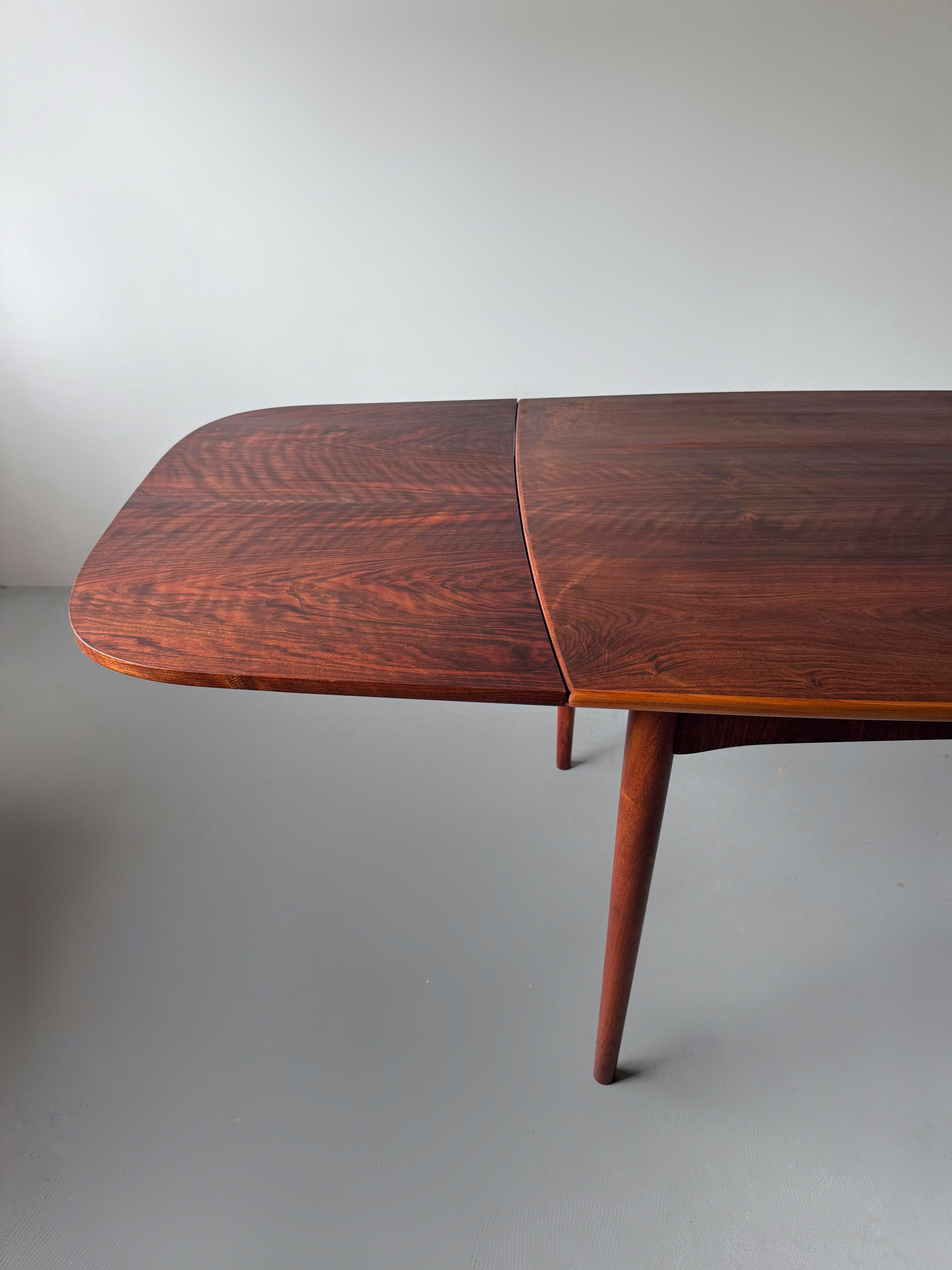 Dining table in rosewood with 2 leaves