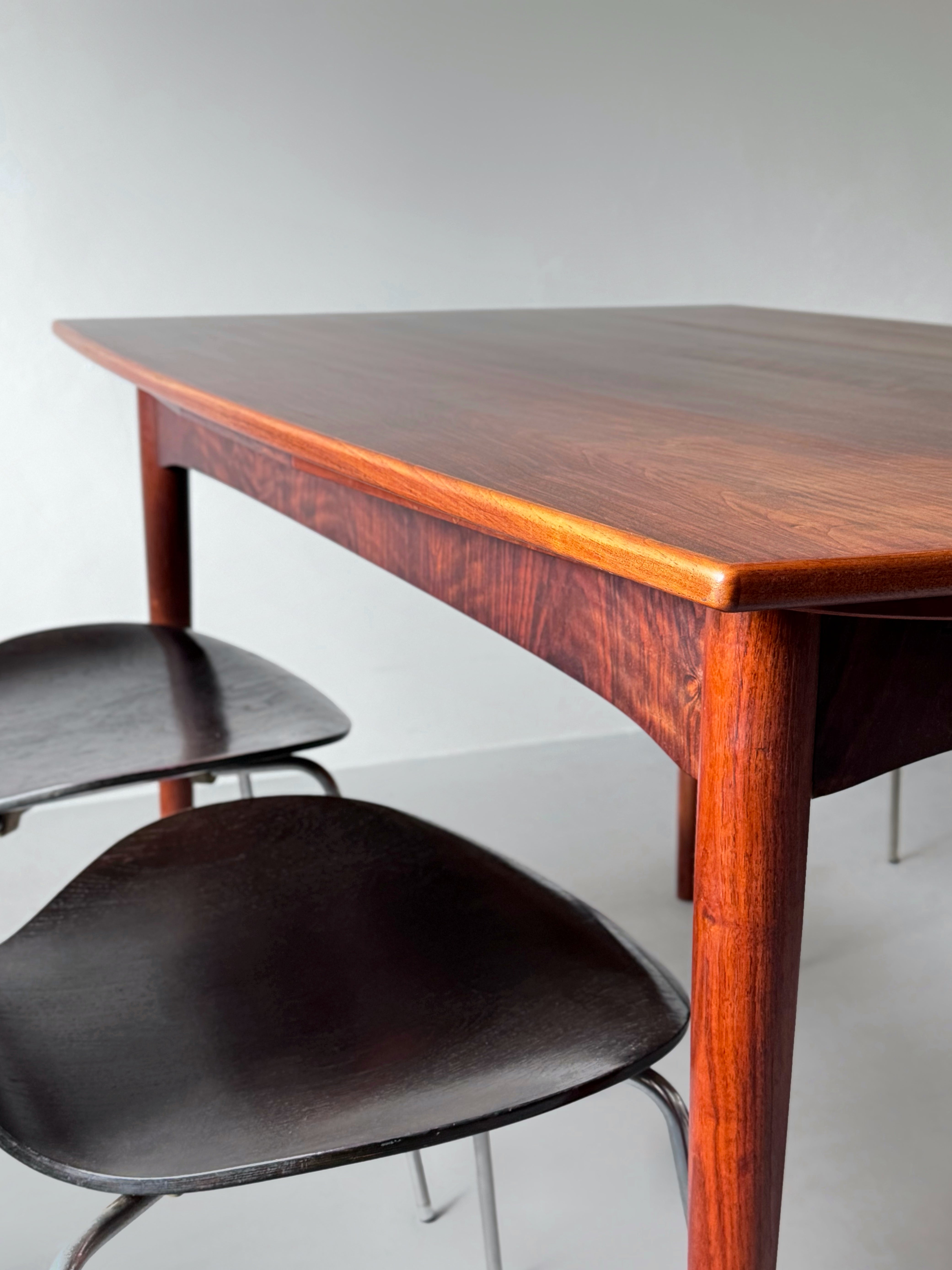 Dining table in rosewood with 2 leaves