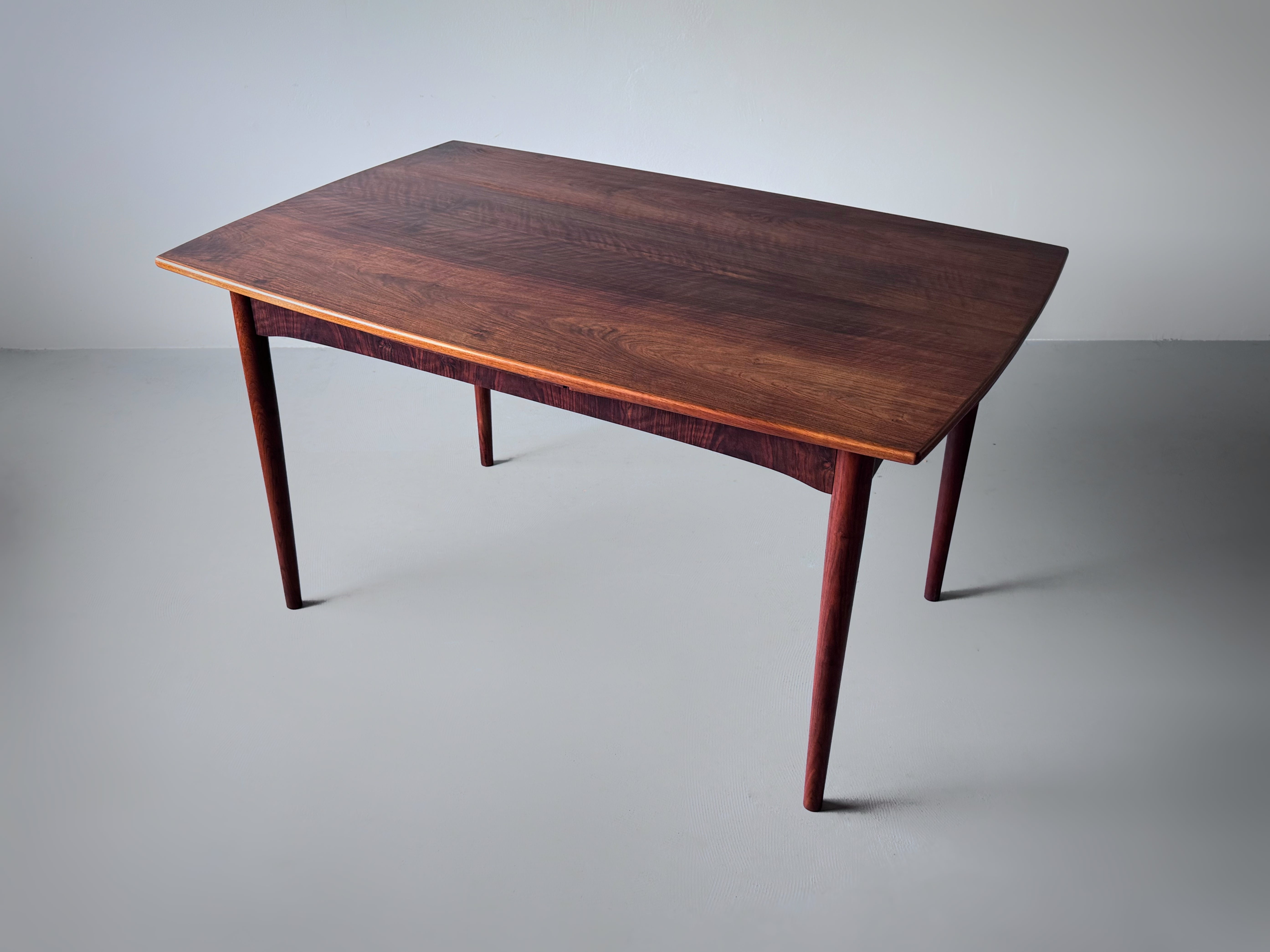 Dining table in rosewood with 2 leaves