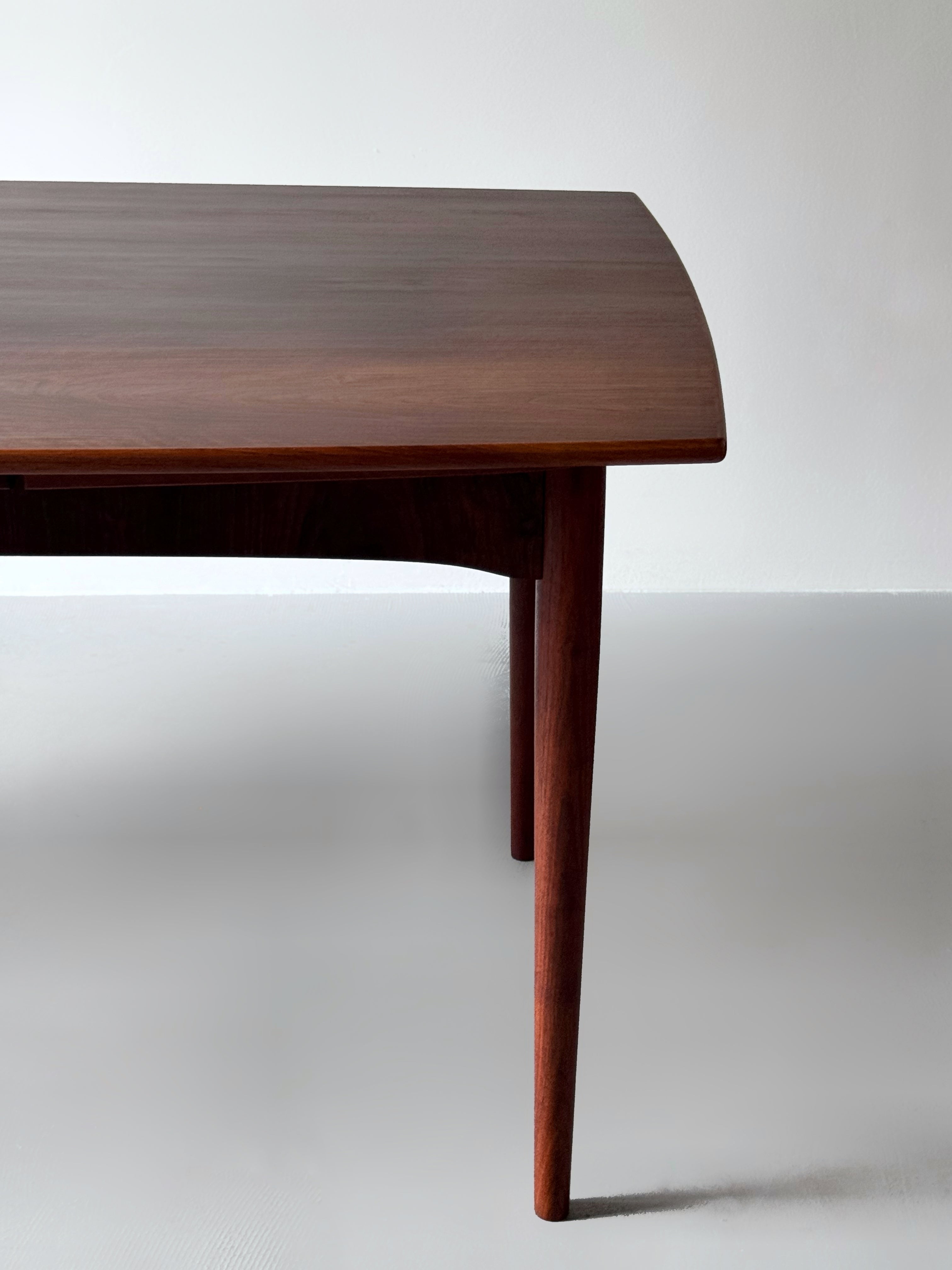 Dining table in rosewood with 2 leaves