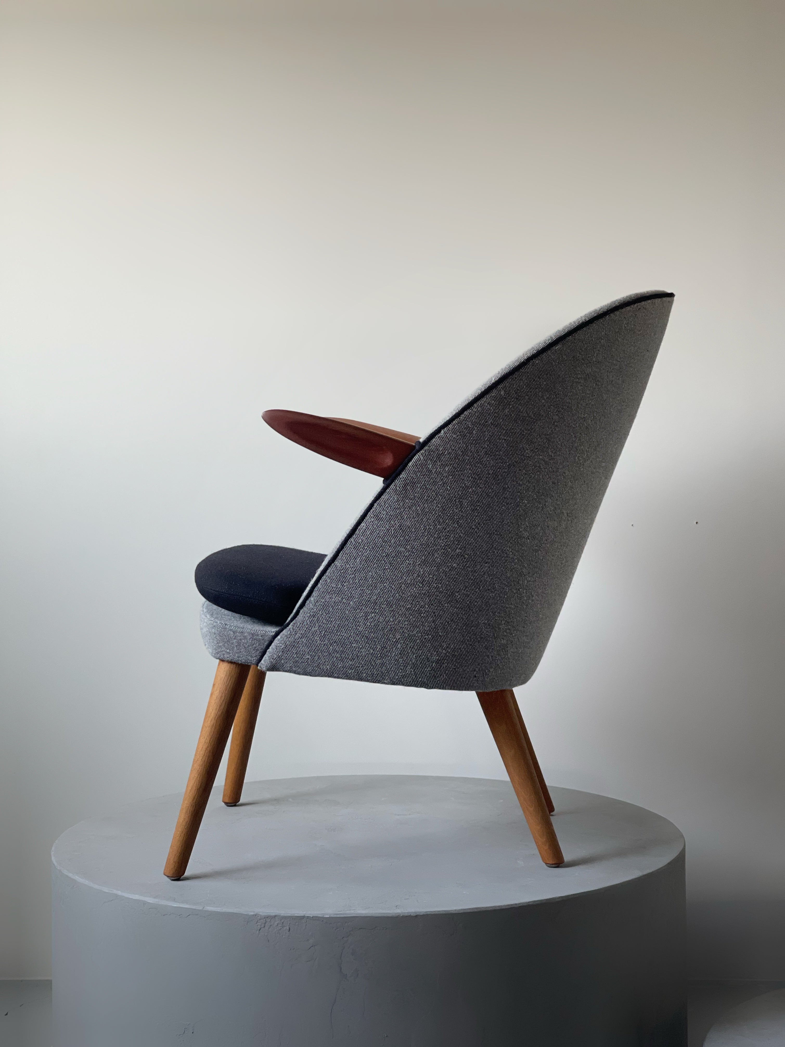 Swedish shell lounge chair