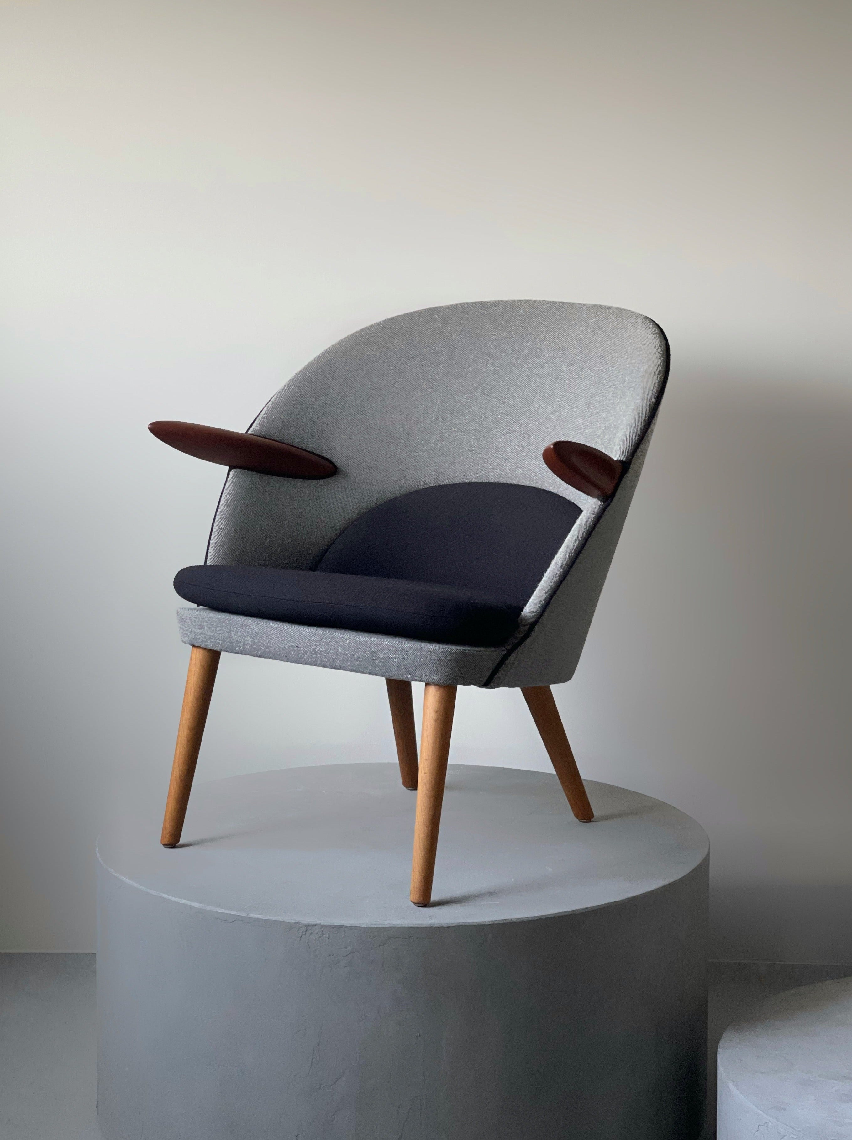 Swedish shell lounge chair
