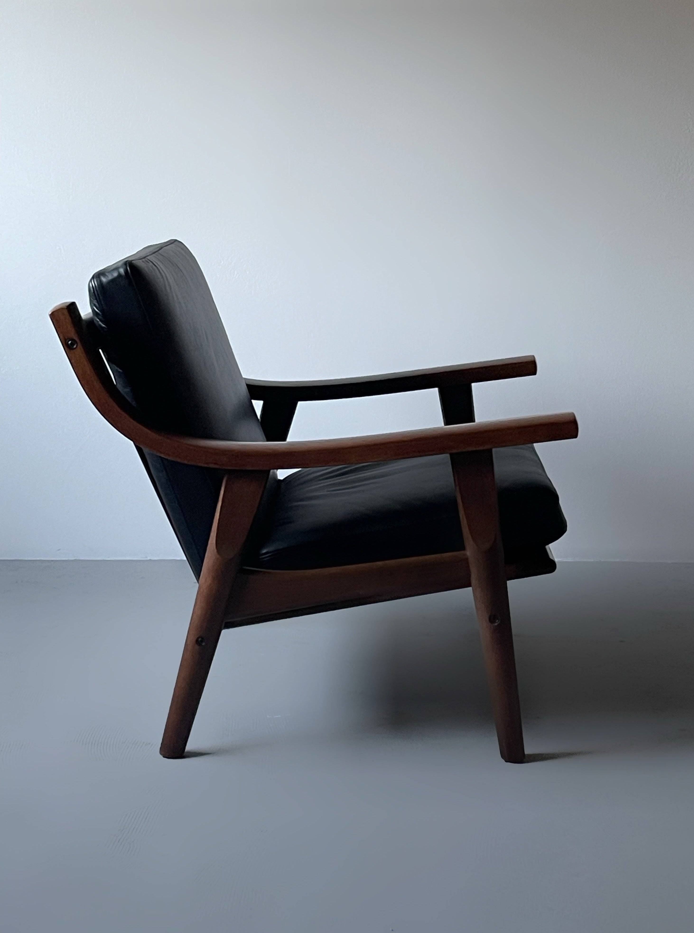 GE530 in dark stained oak by Hans J. Wegner