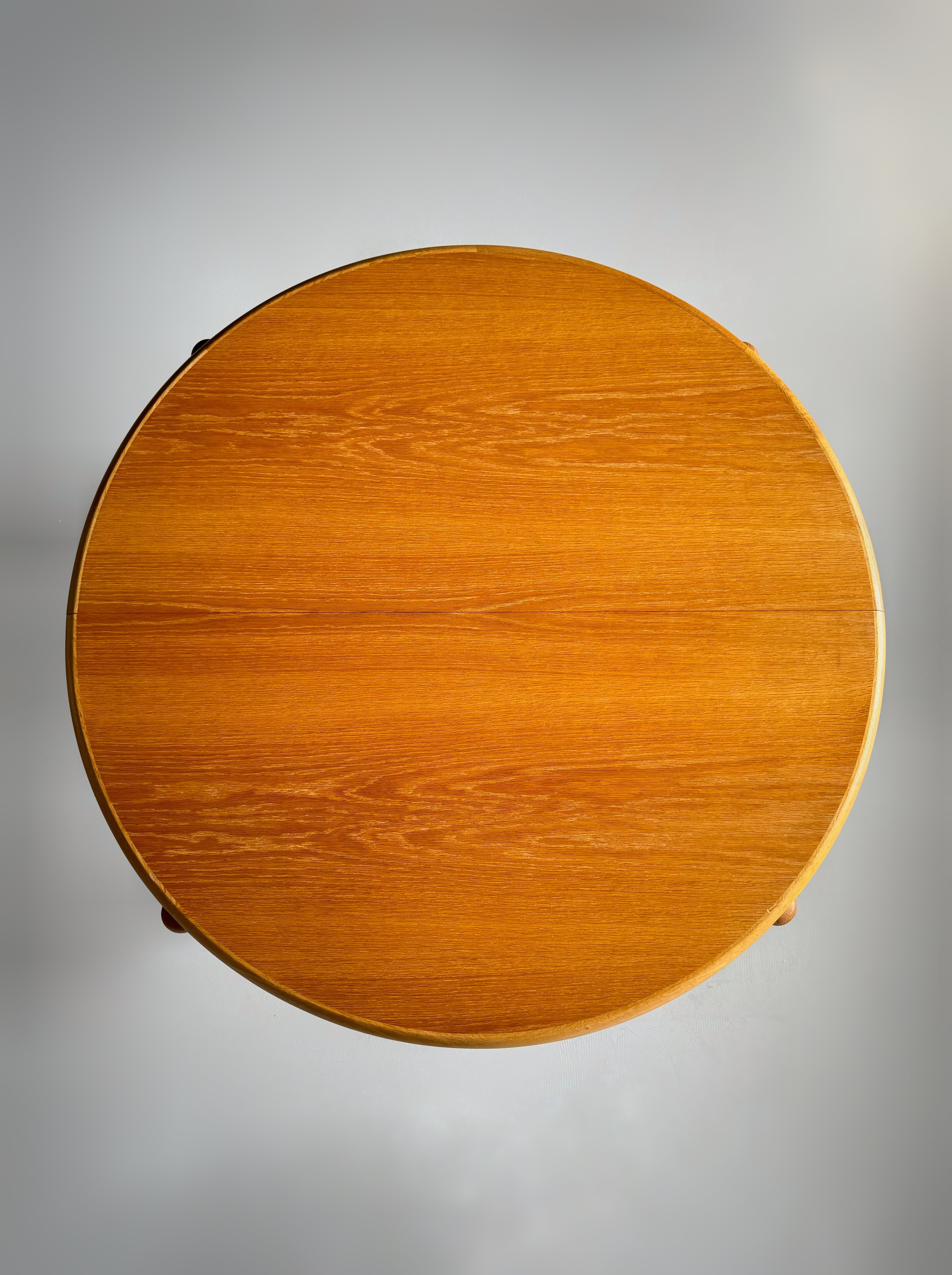 Round dining table in oak with 2 extension leaves