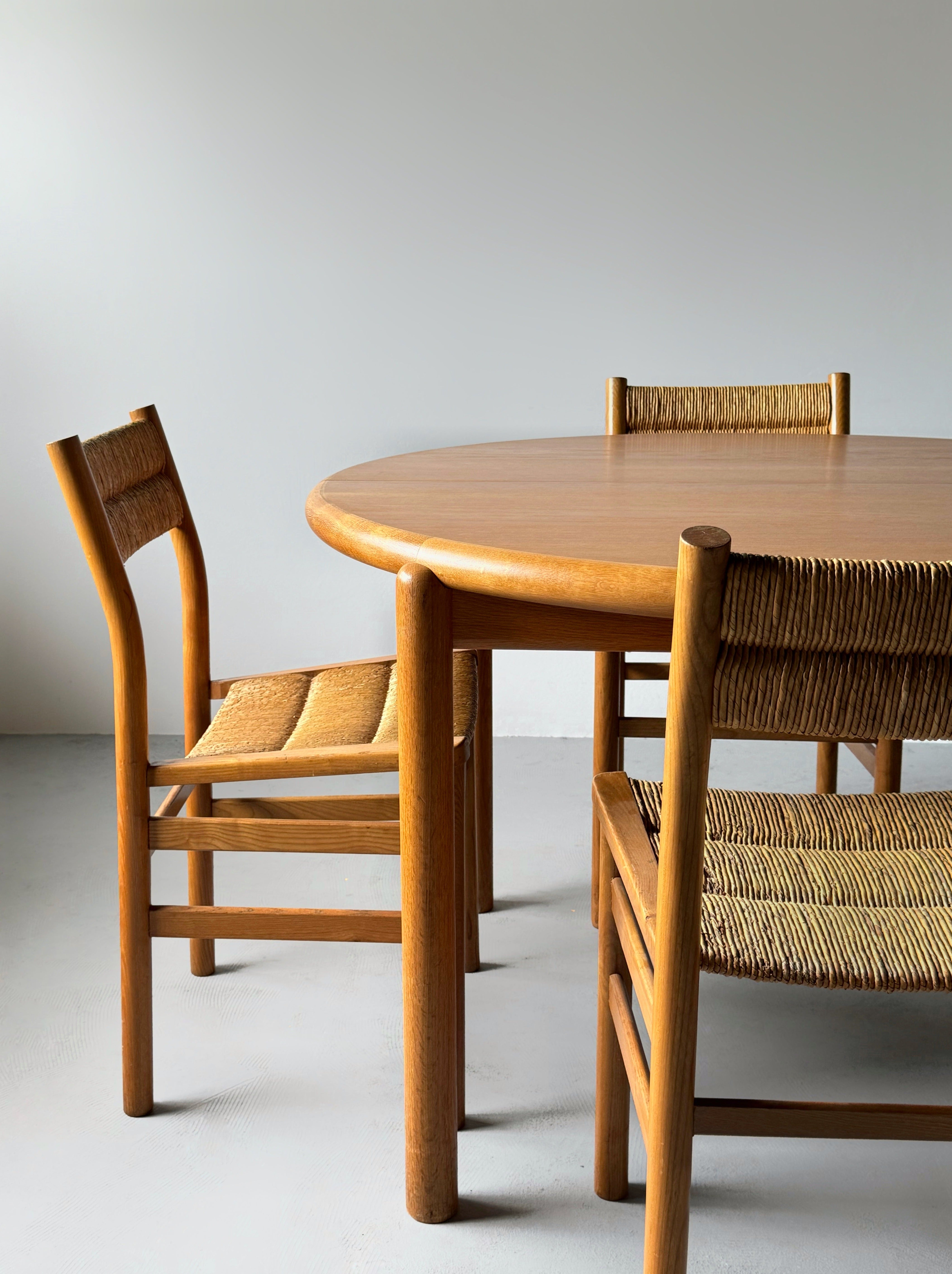 Round dining table in oak with 2 extension leaves