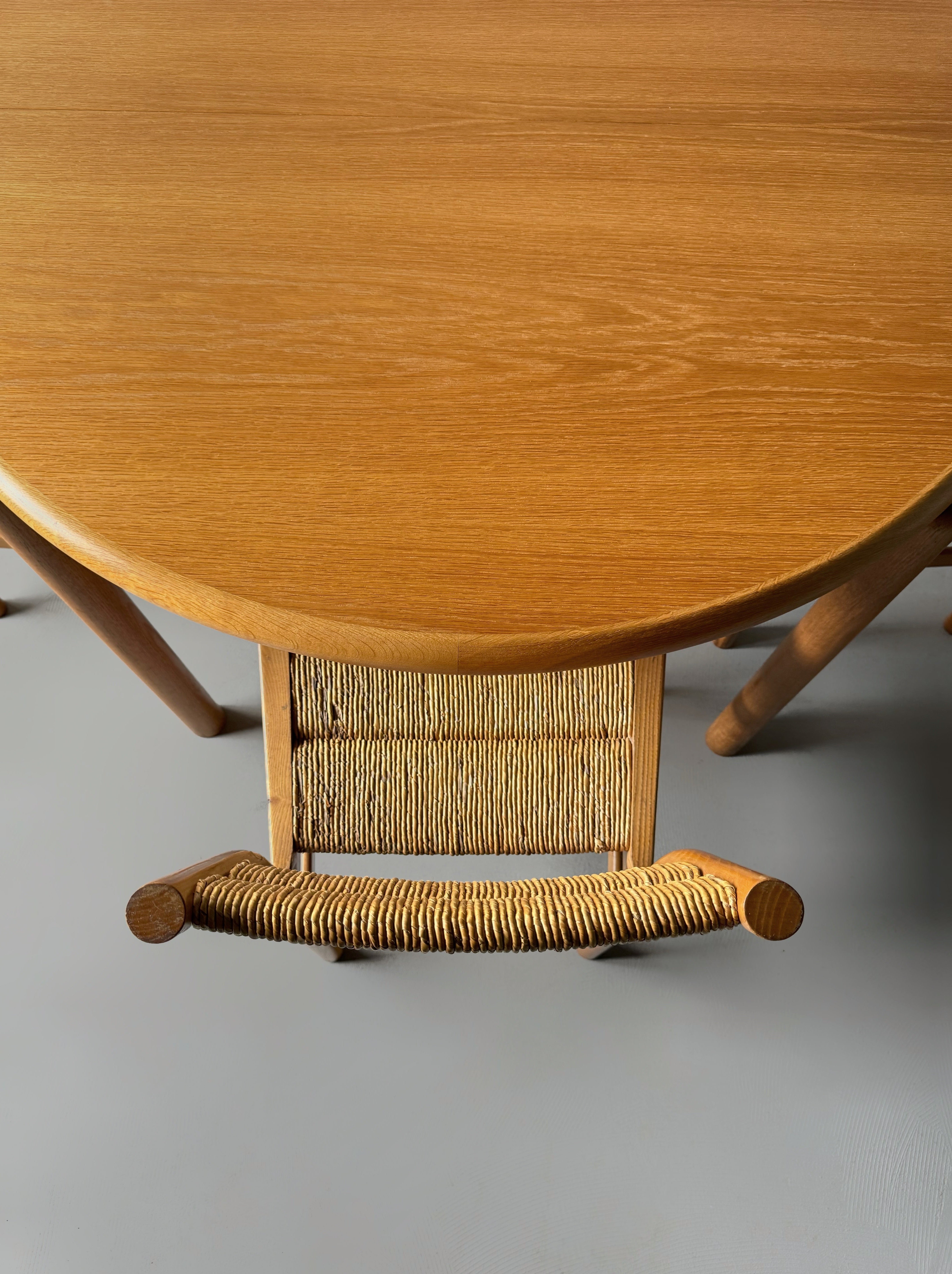 Round dining table in oak with 2 extension leaves