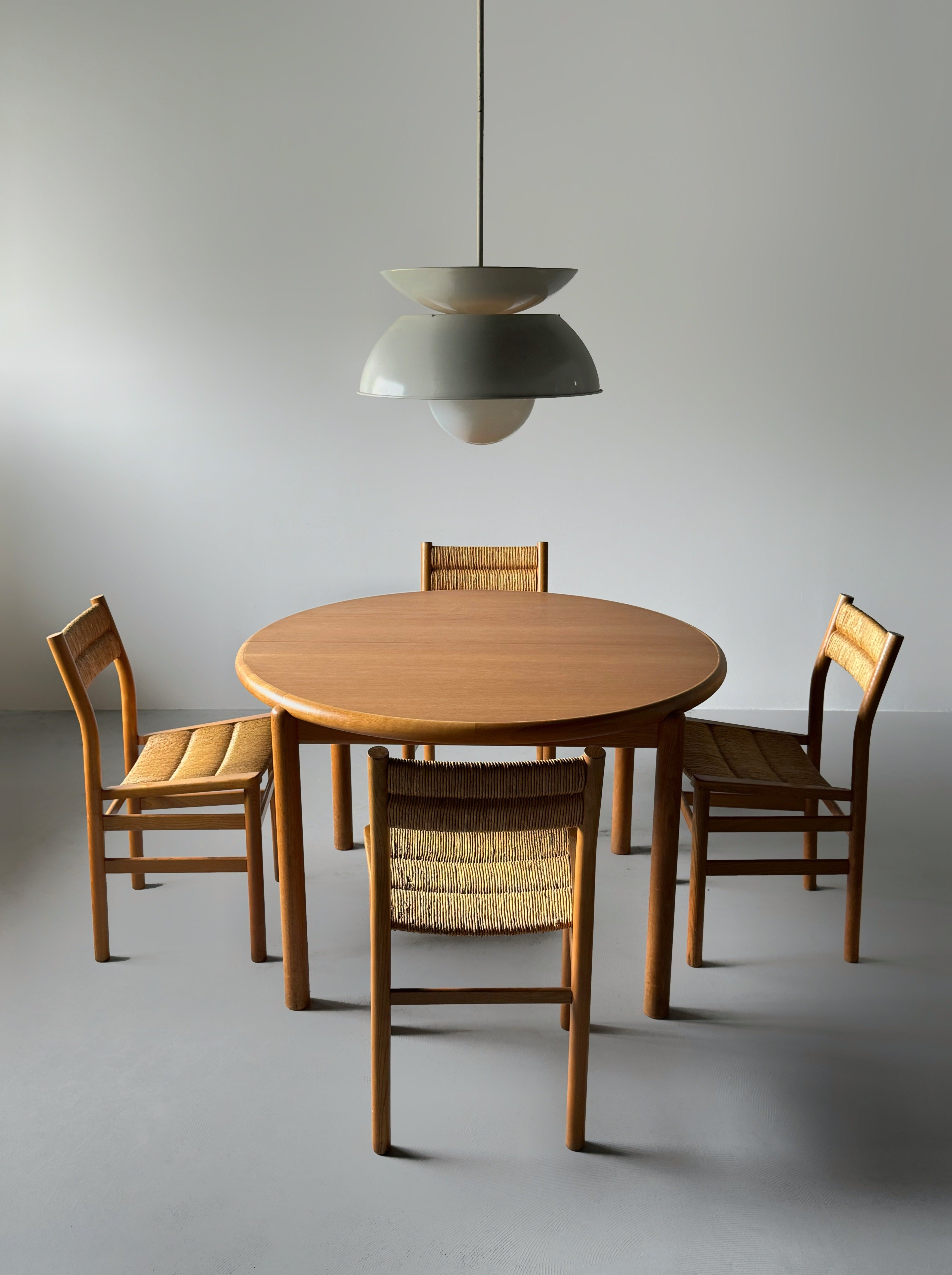 Round dining table in oak with 2 extension leaves