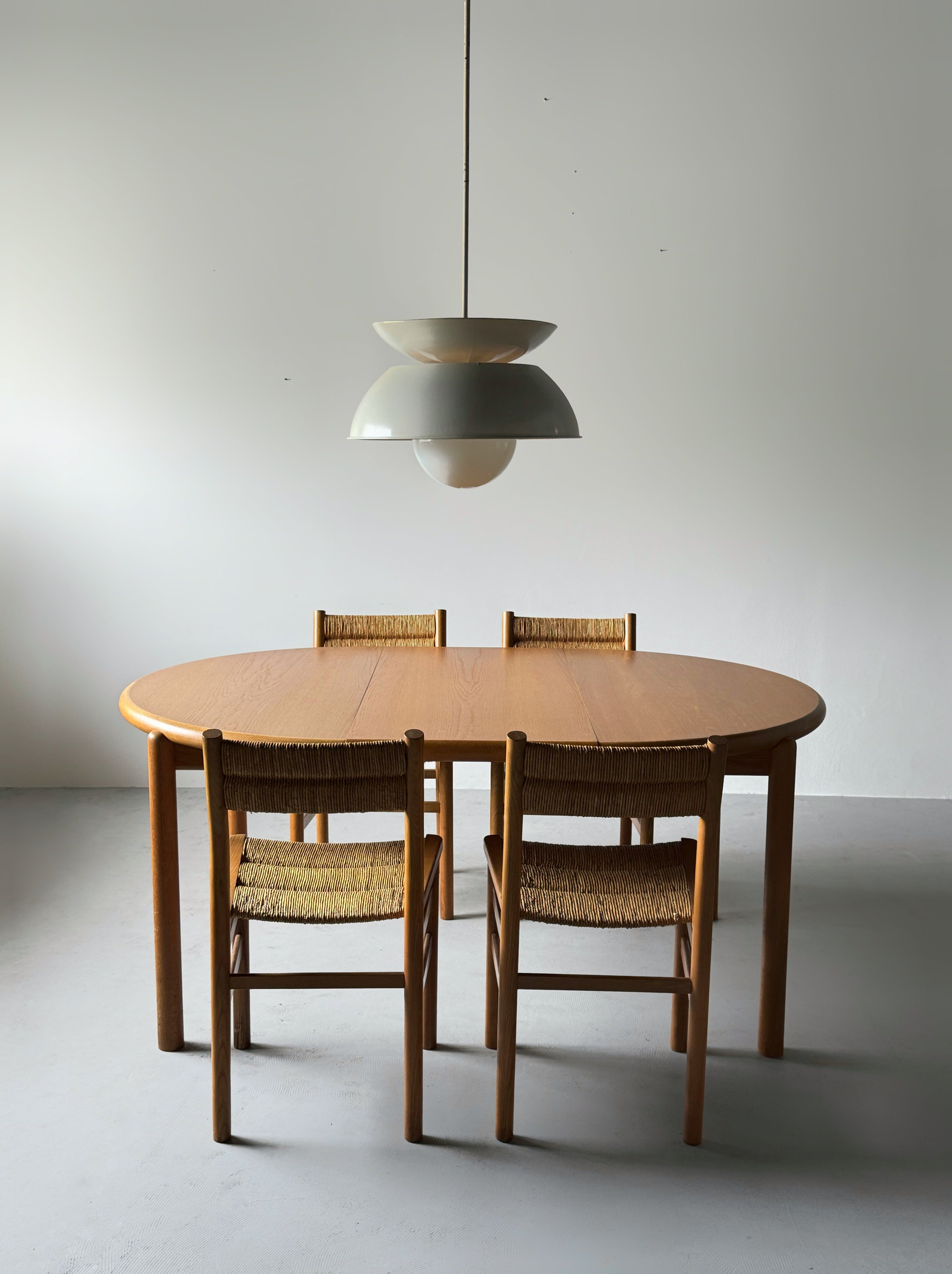 Round dining table in oak with 2 extension leaves