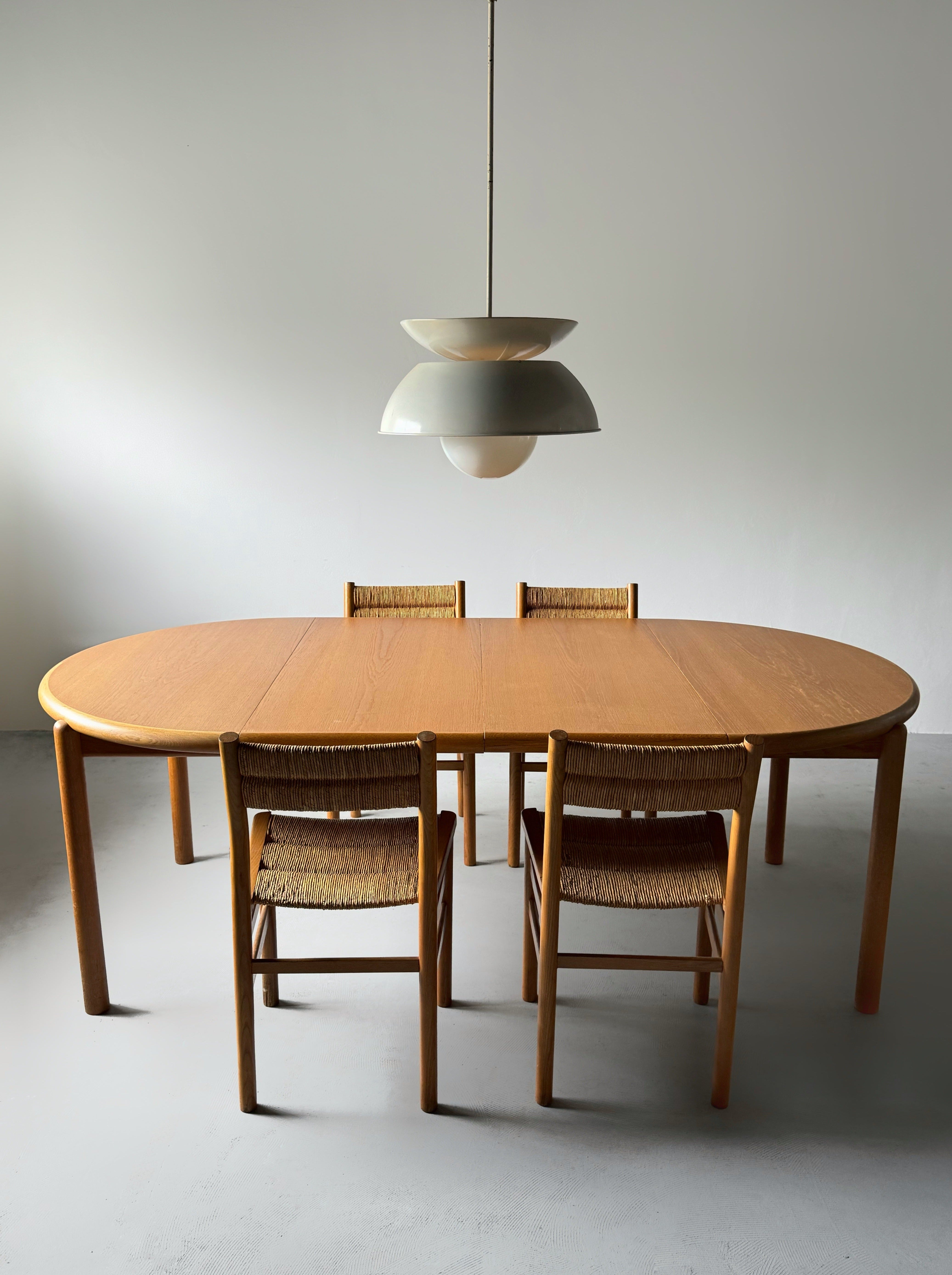 Round dining table in oak with 2 extension leaves