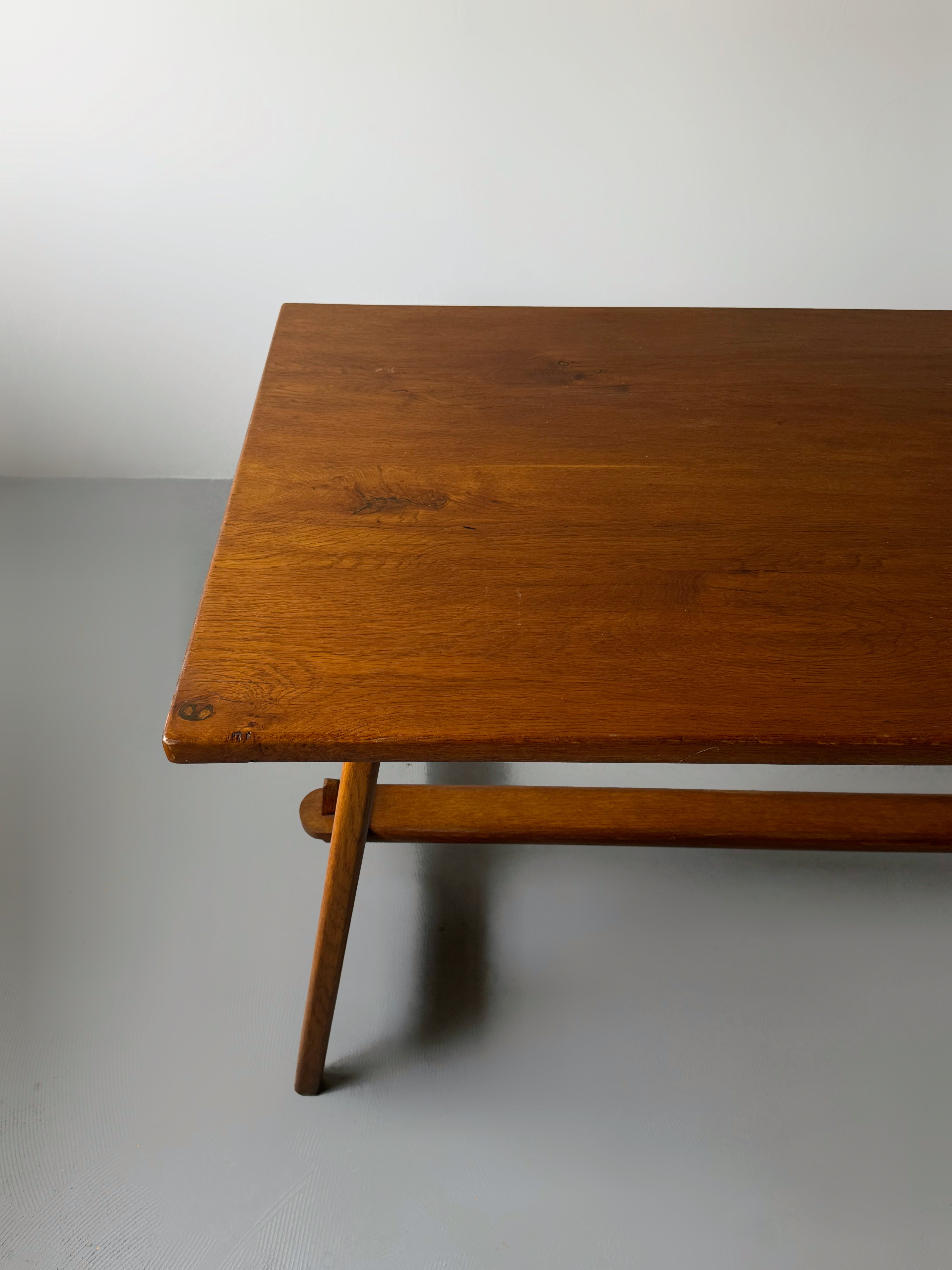 The table/desk is in solid oak, France 1950. traditional hand making.