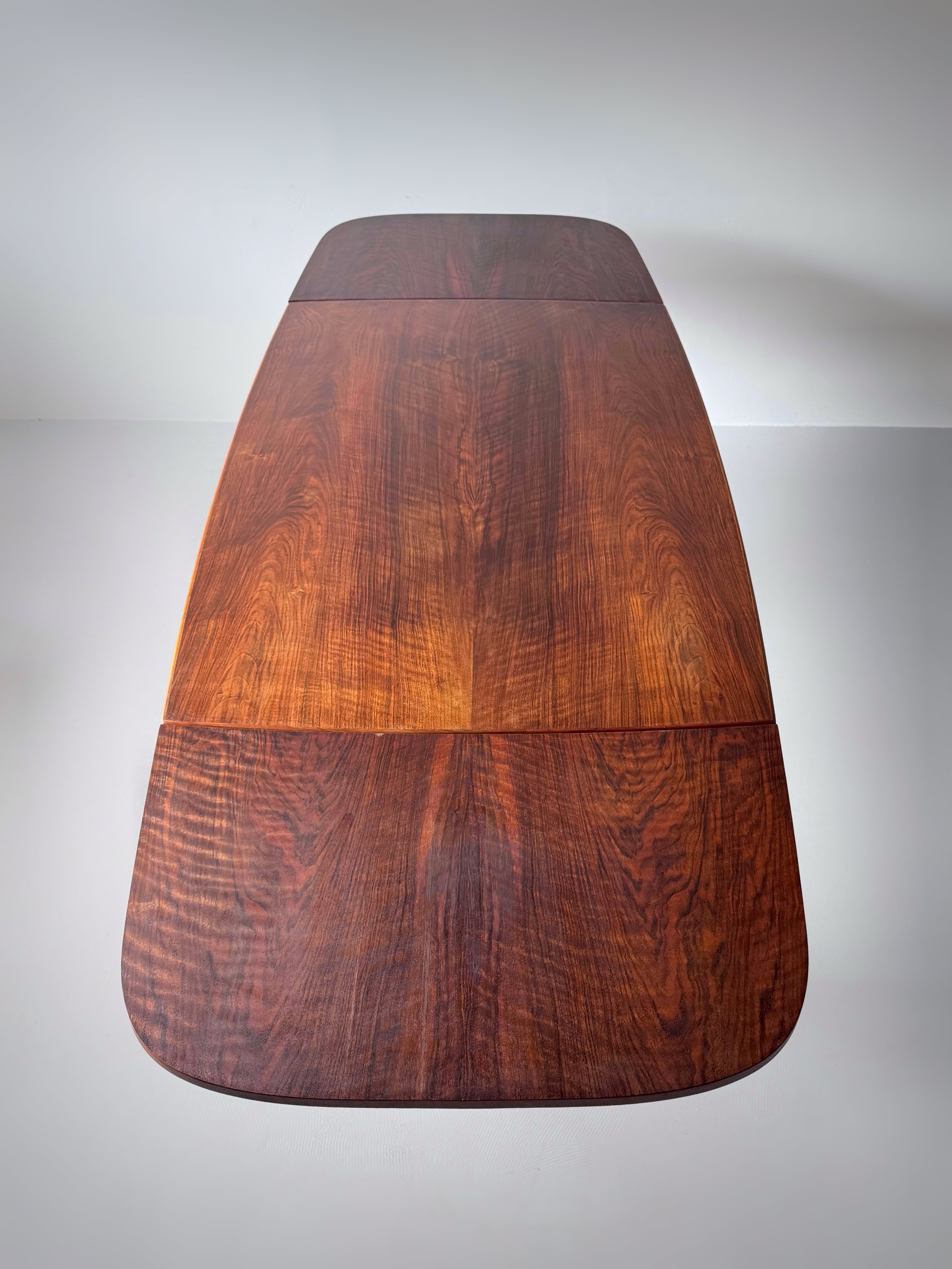 Dining table in rosewood with 2 leaves