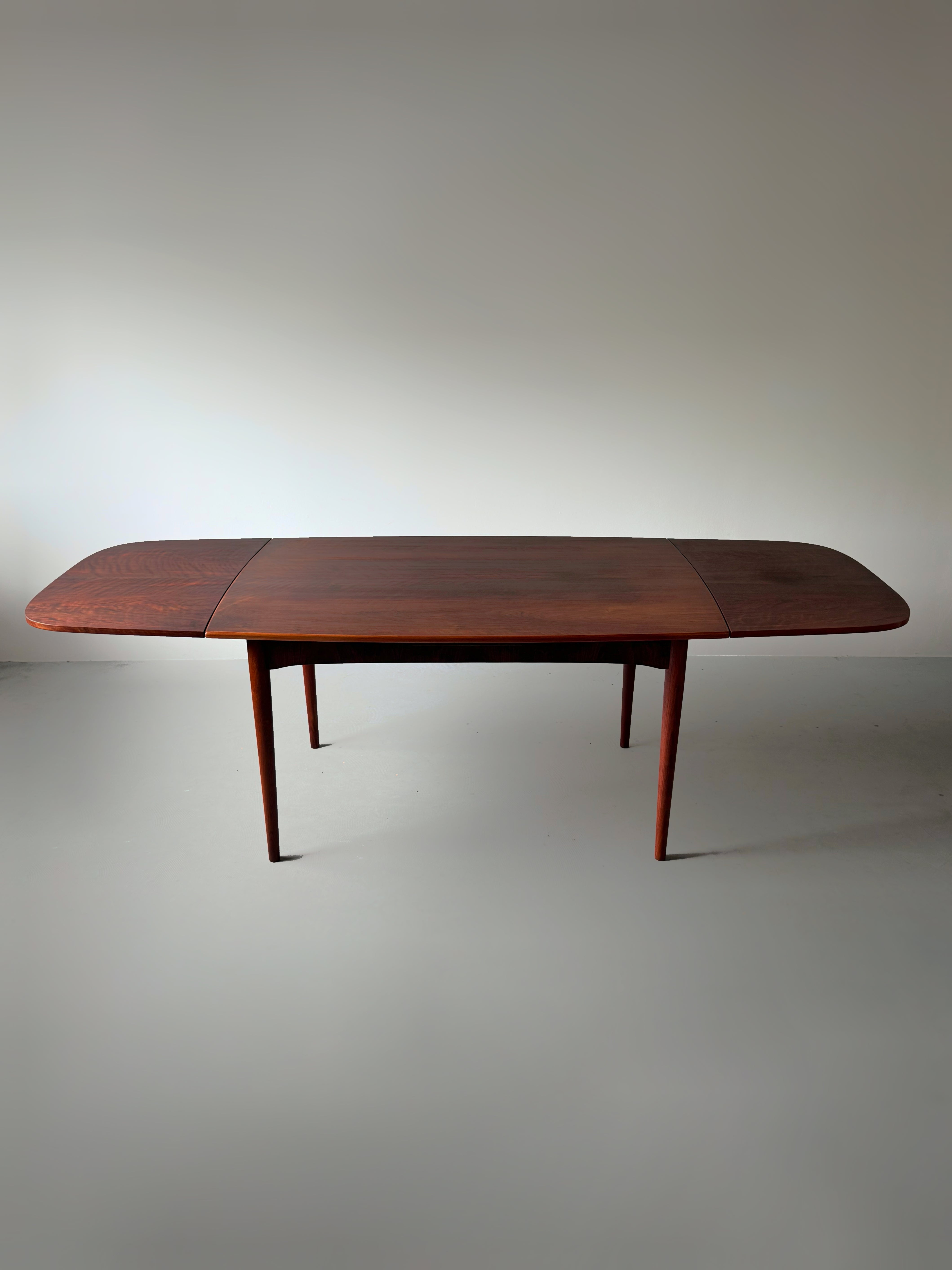 Dining table in rosewood with 2 leaves