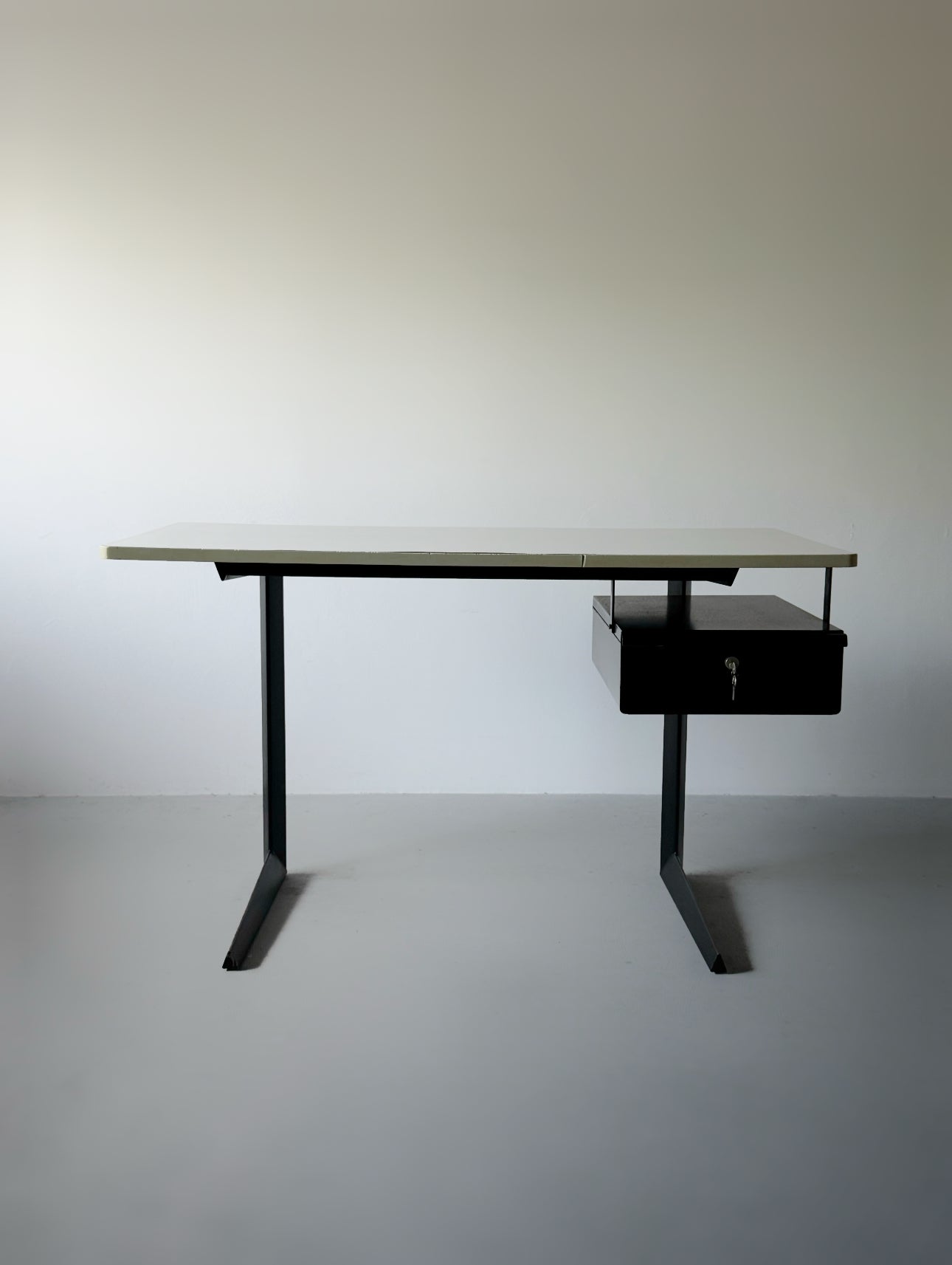 Result Desk by Friso Kramer for Ahrend de Cirkel, Holland 1958　　