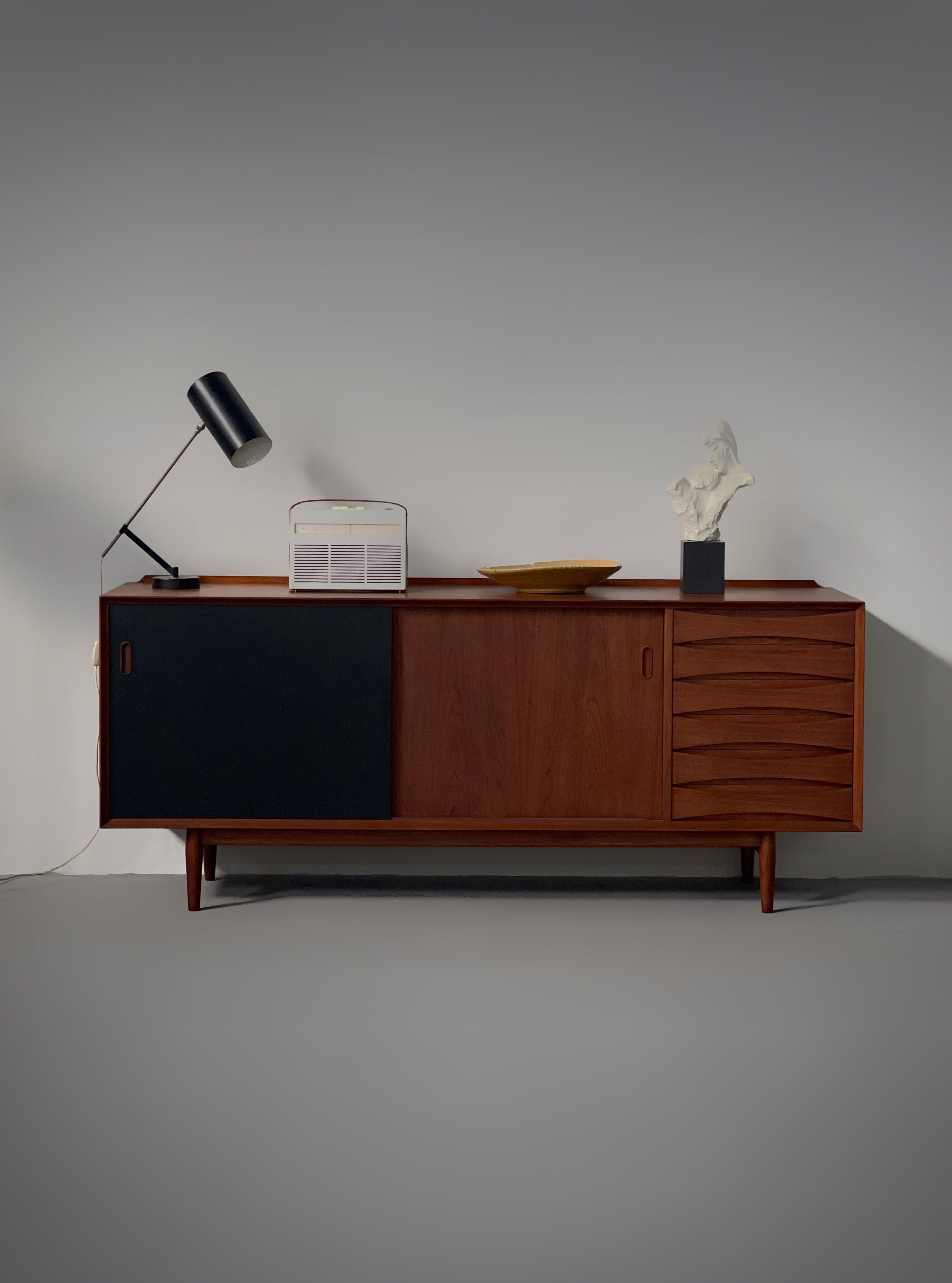 Model OS29 Sideboard with reversible doors by Arne Vodder