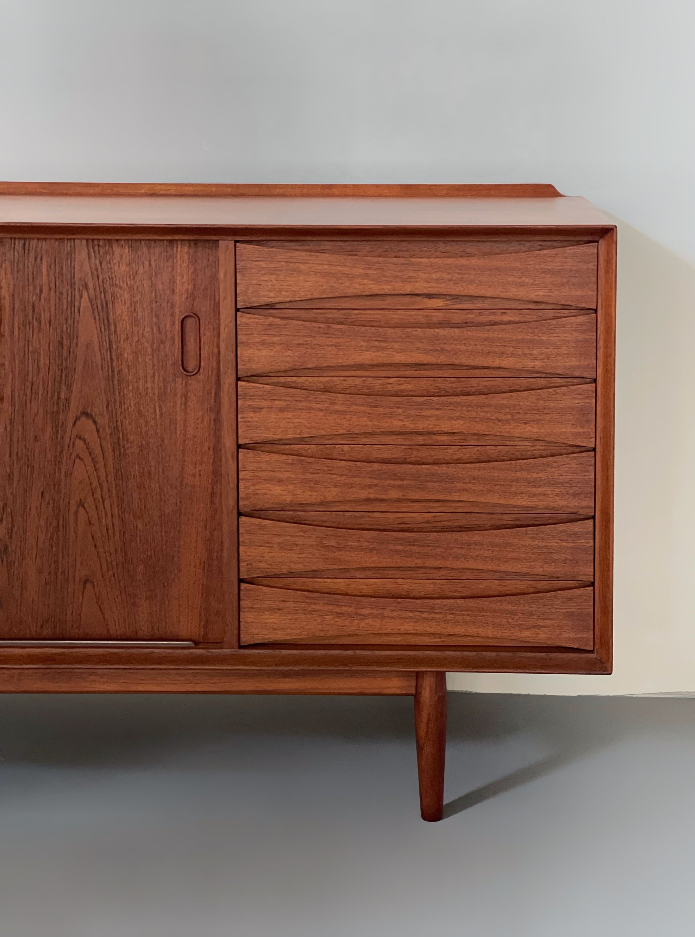 Model OS29 Sideboard with reversible doors by Arne Vodder