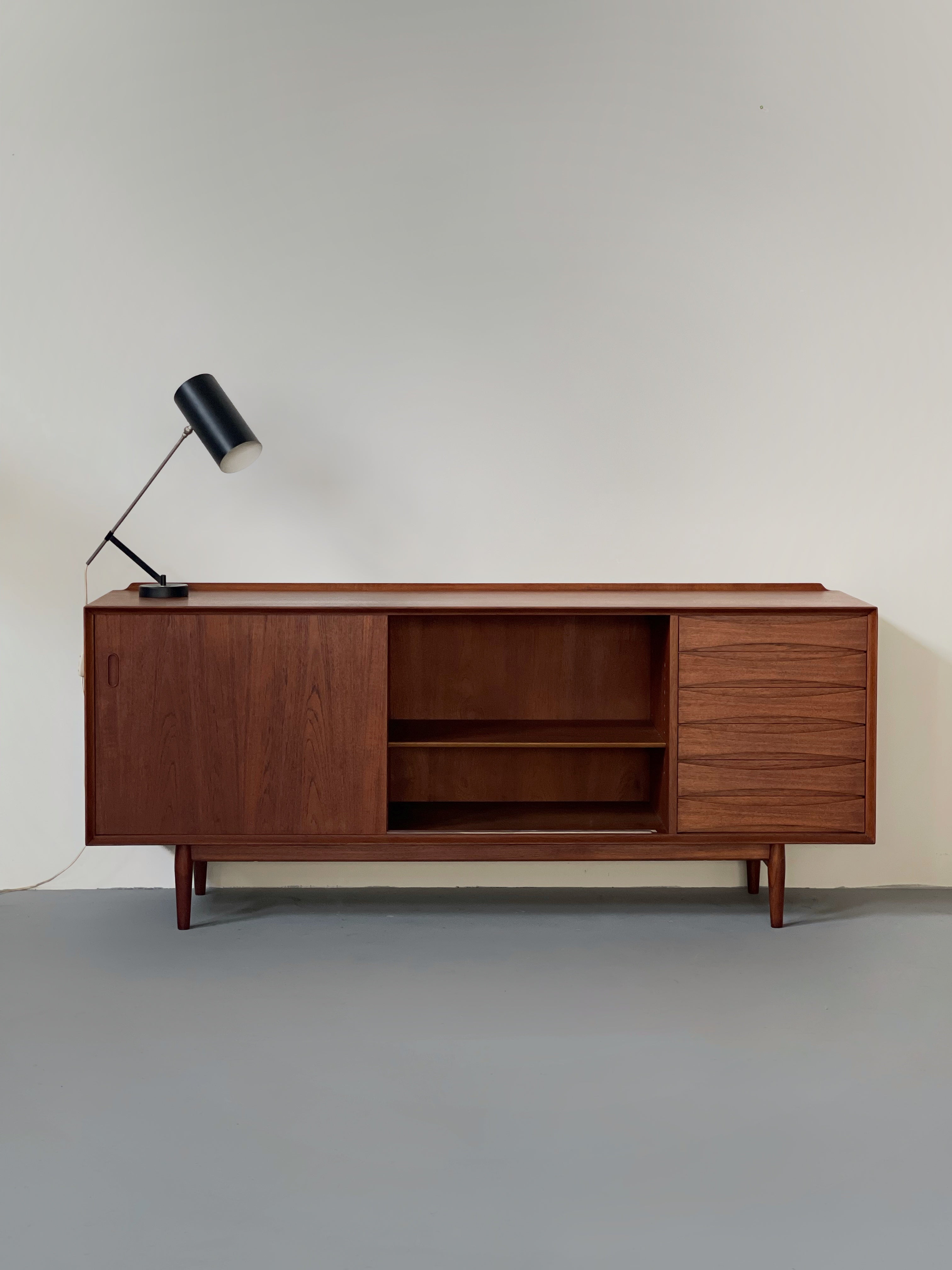 Model OS29 Sideboard with reversible doors by Arne Vodder