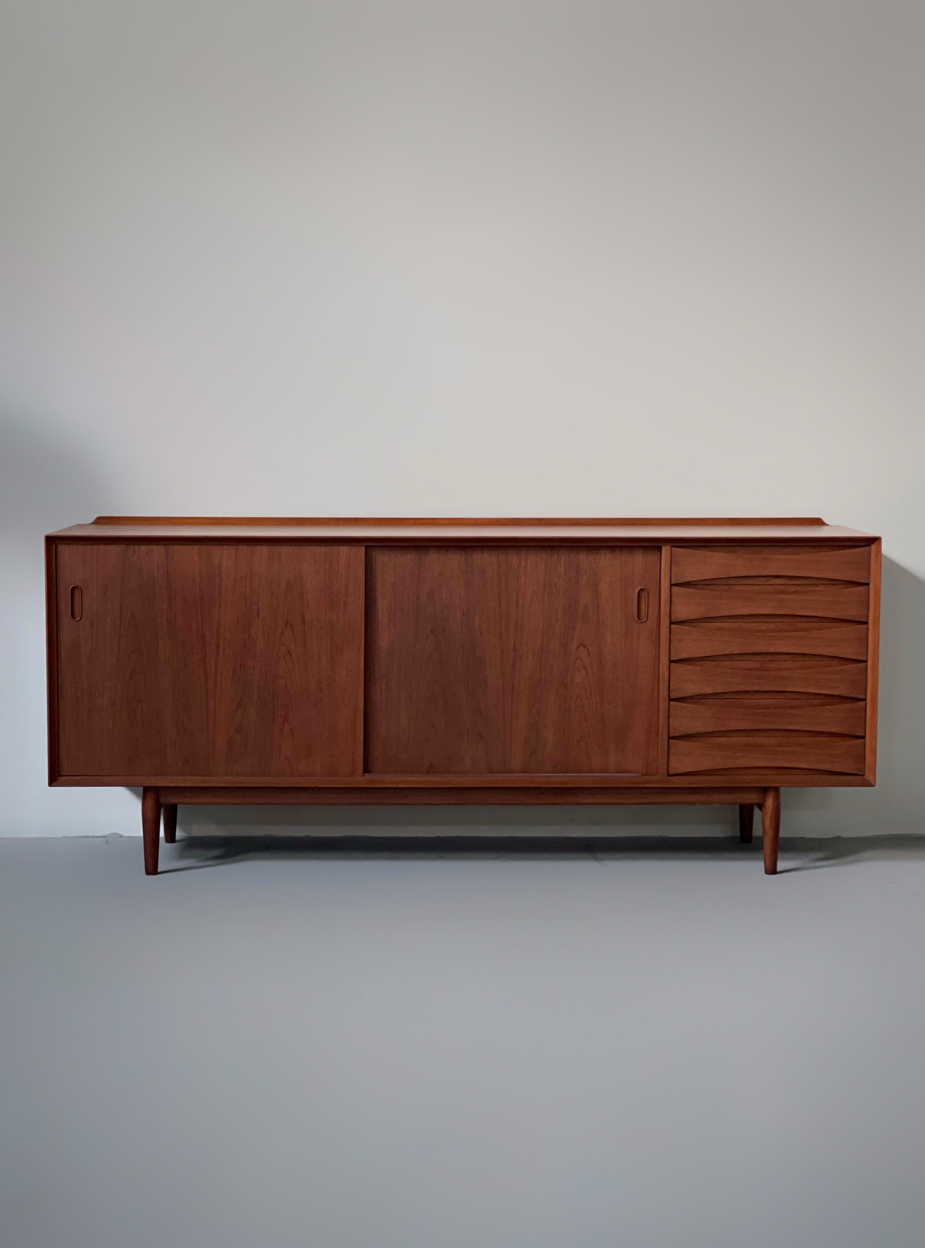 Model OS29 Sideboard with reversible doors by Arne Vodder