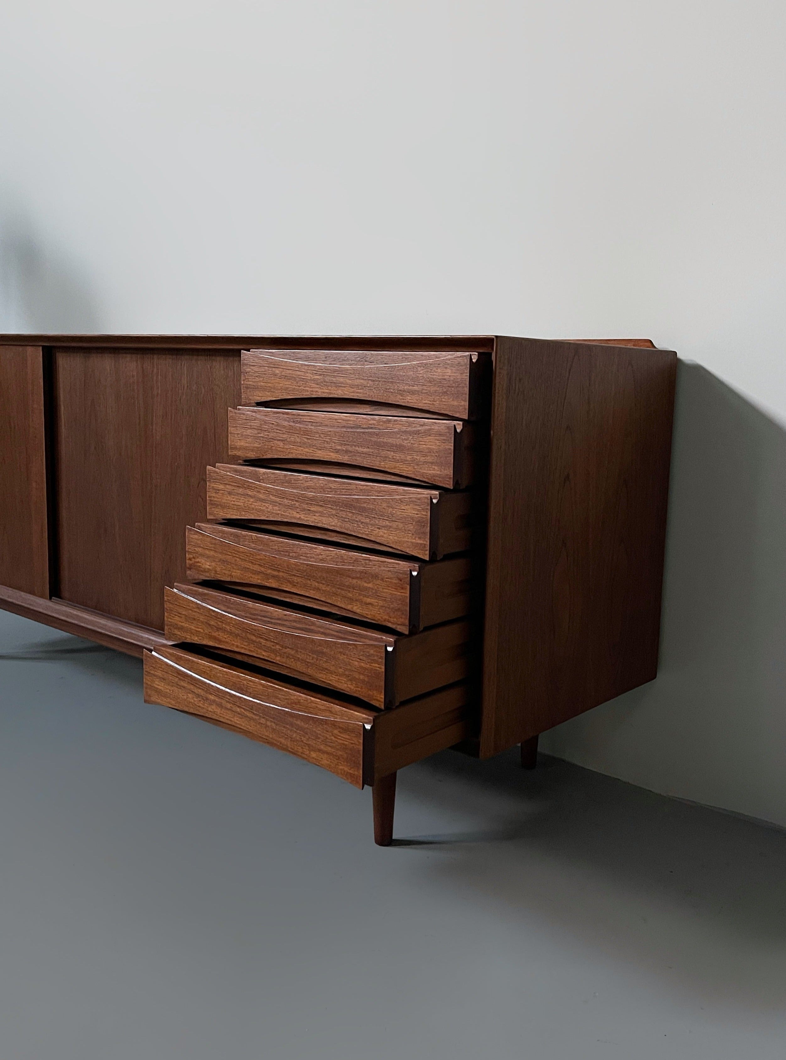 Model OS29 Sideboard with reversible doors by Arne Vodder