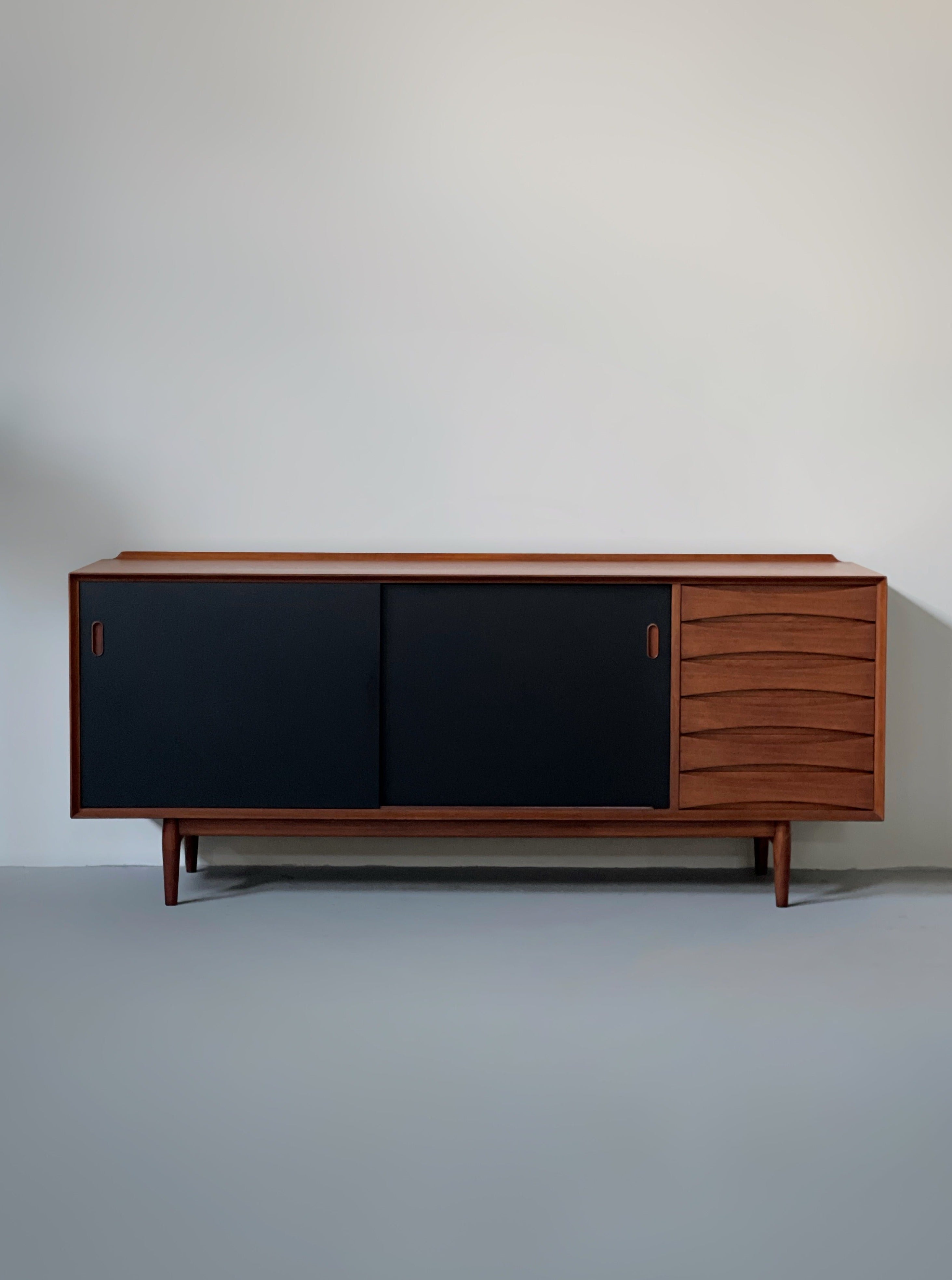 Model OS29 Sideboard with reversible doors by Arne Vodder