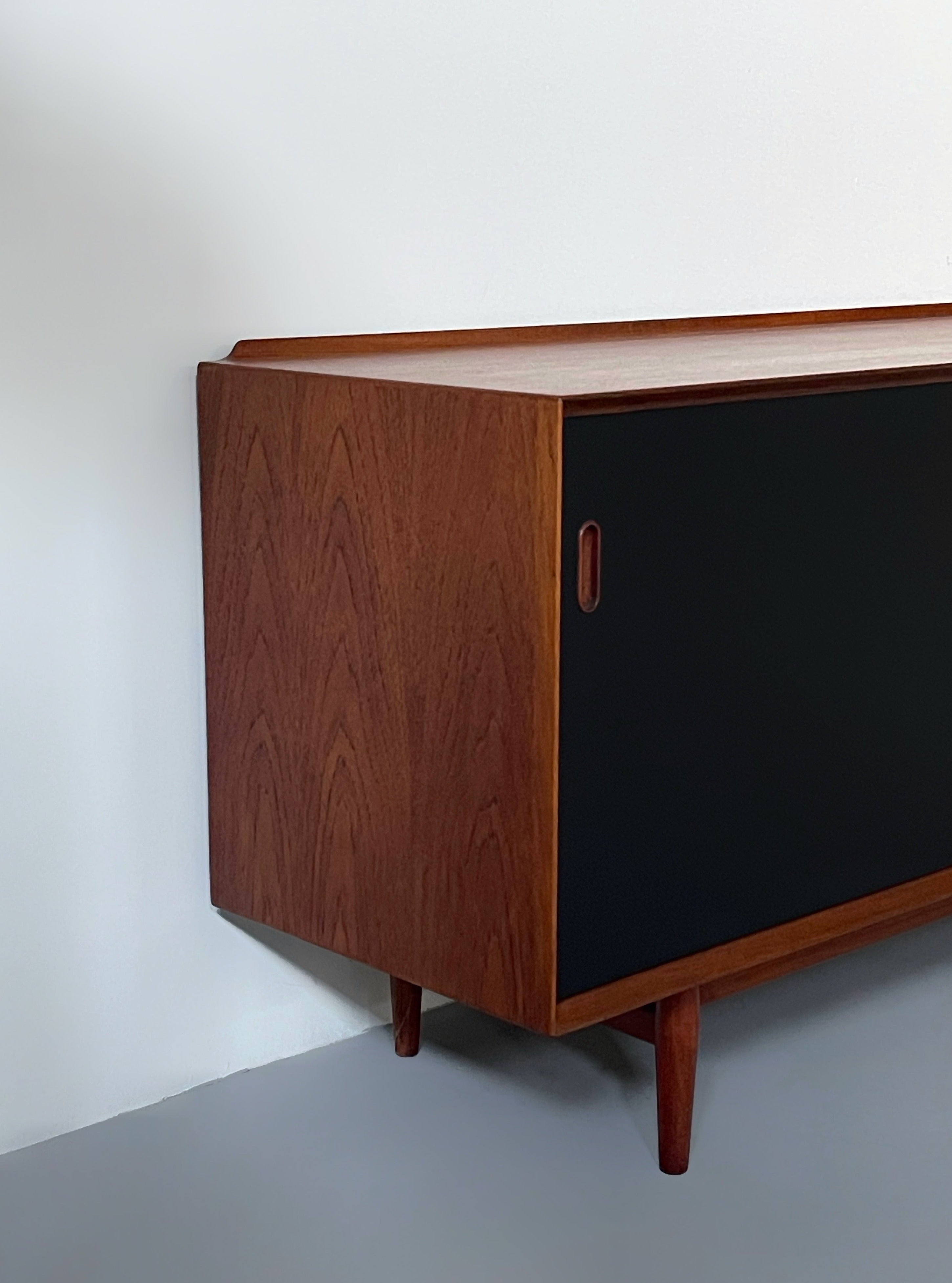 Model OS29 Sideboard with reversible doors by Arne Vodder