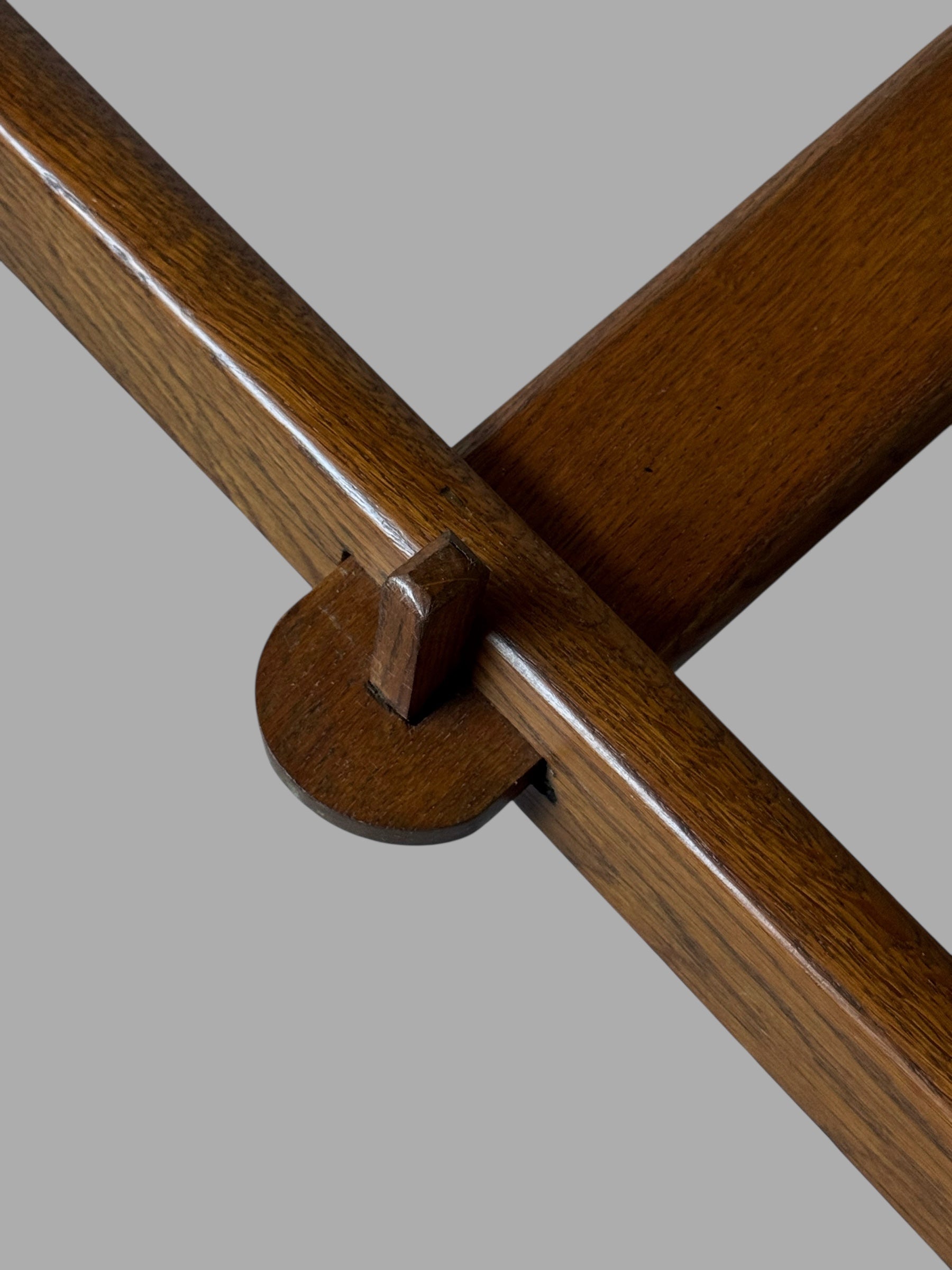 The table/desk is in solid oak, France 1950. traditional hand making.
